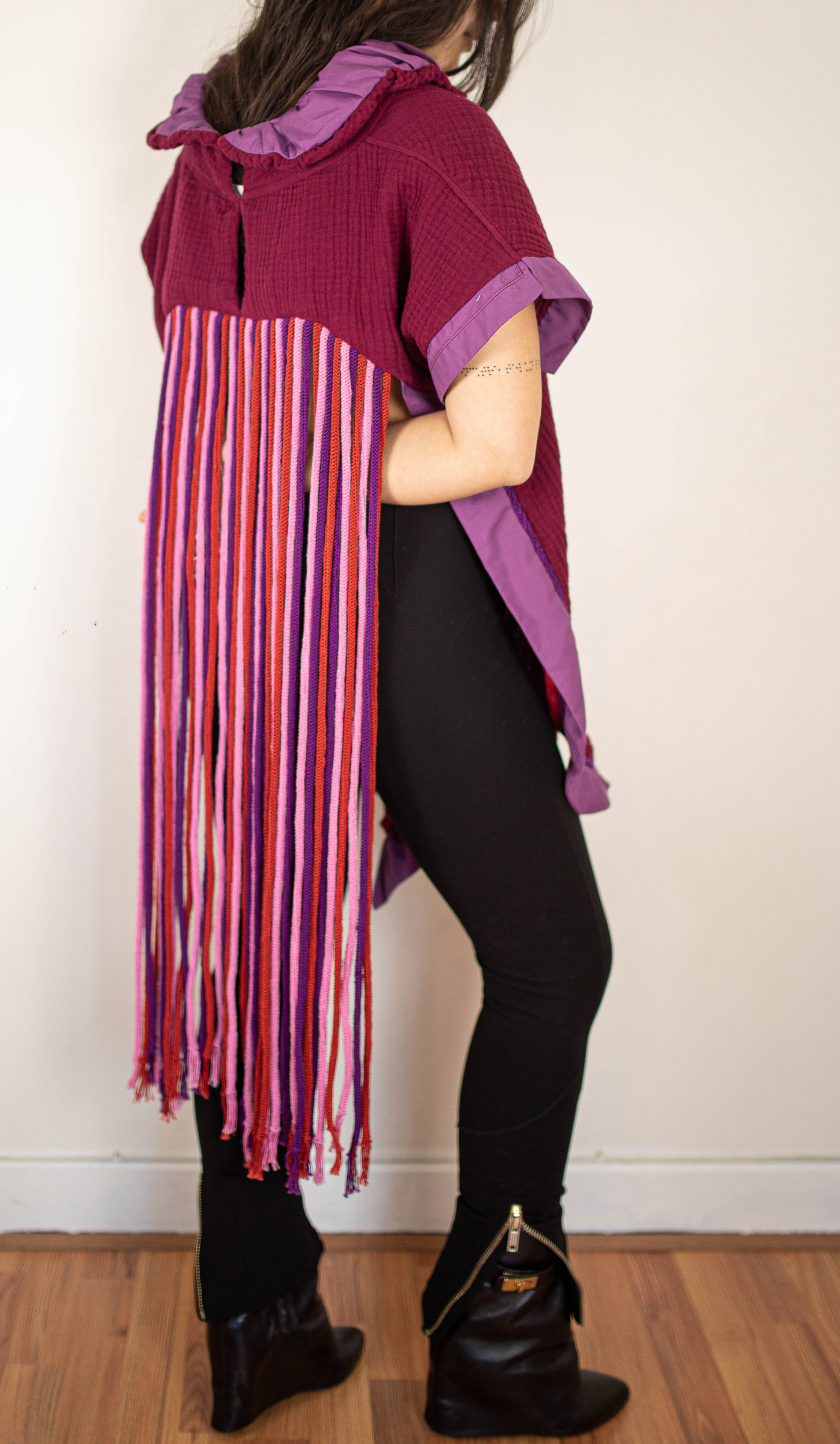 polo artisanal grenat maille coton profil