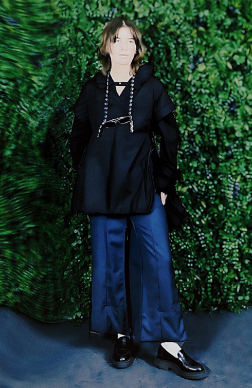 Silhouette noire structurée avec polo et pantalon tailleur, collection The Land in Between – Christelle Tran-Thiet