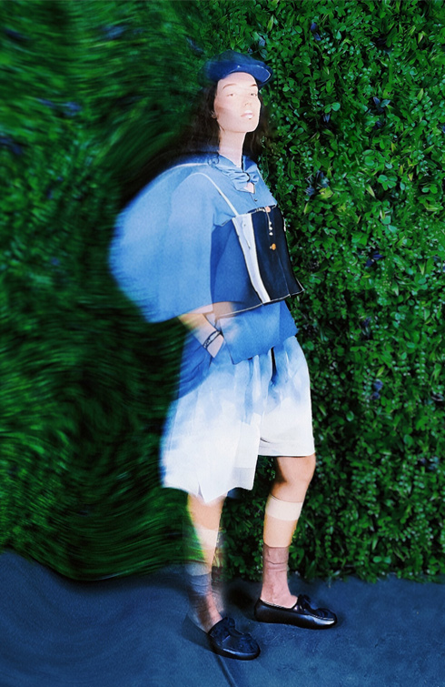 Silhouette bleu Tanzanite déstructurée avec polo, top corsage denim et short à plis tie-dye, collection The Land in Between – Christelle Tran-Thiet