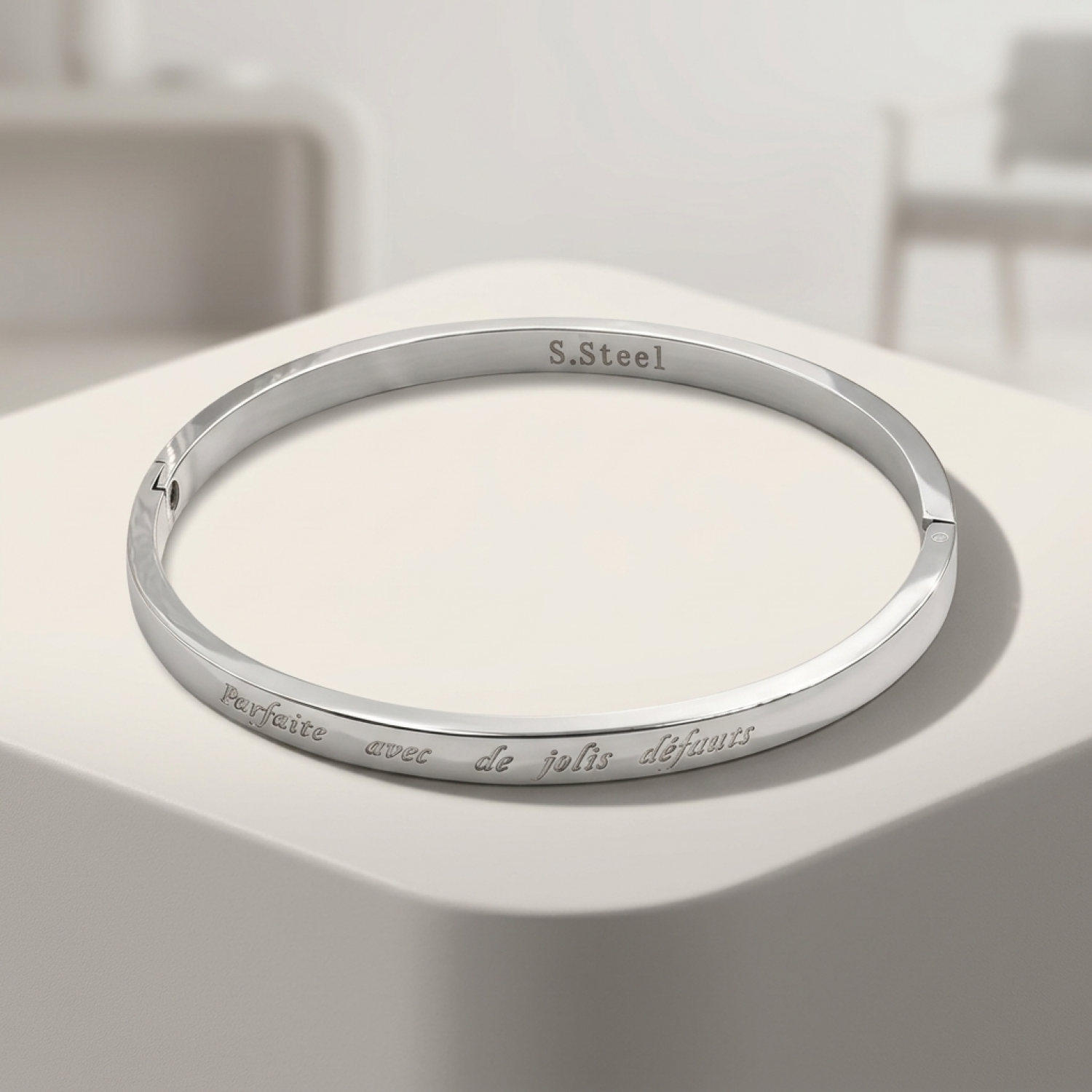 bracelet-fantaisie-pour-femme-argente-personnalise-parfaite-avec-de-jolis-defauts