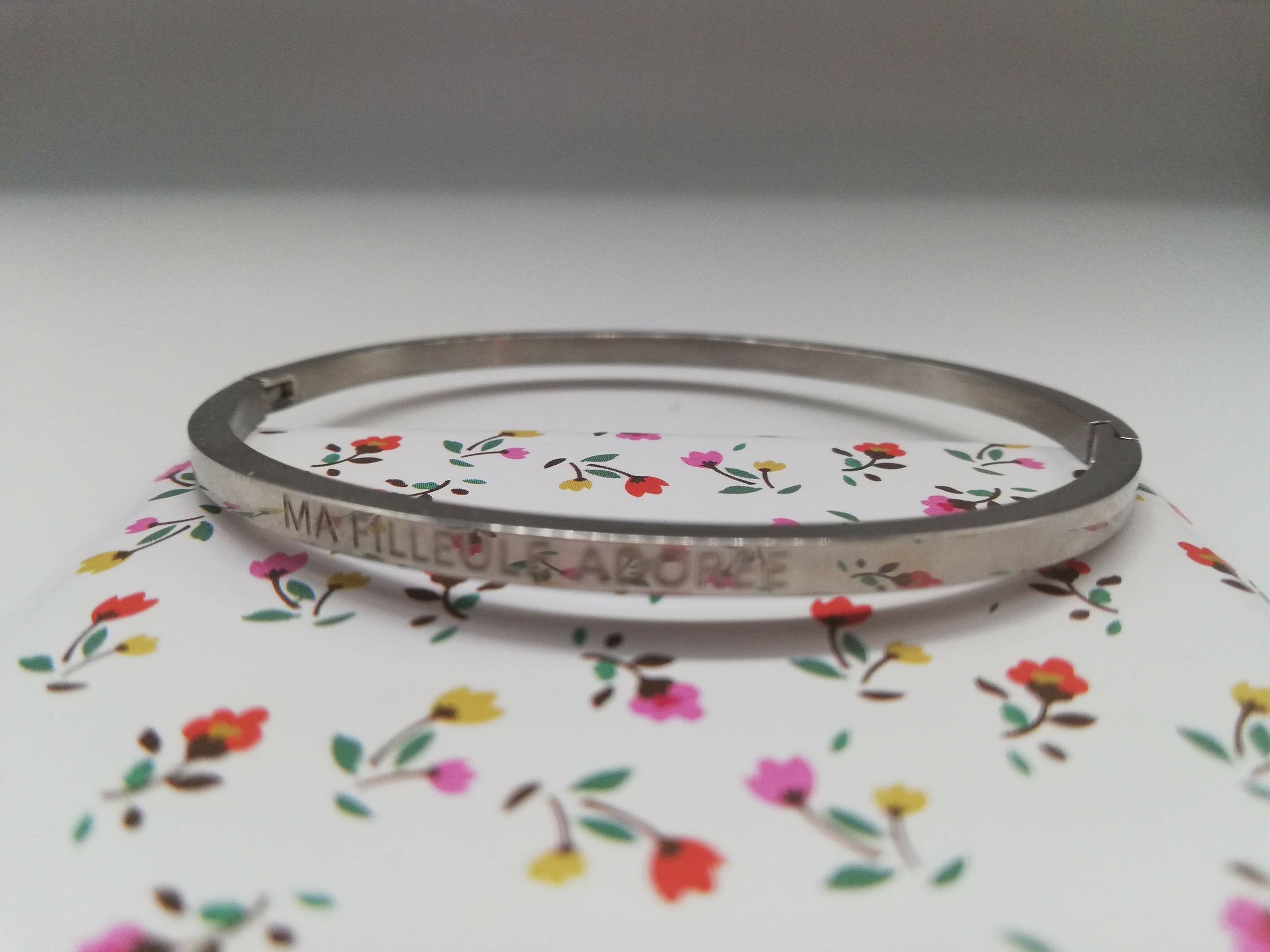 cadeau-d-une-marraine-a-sa-filleule-pour-son-mariage-bracelet-personnalise-ma-filleule-adoree