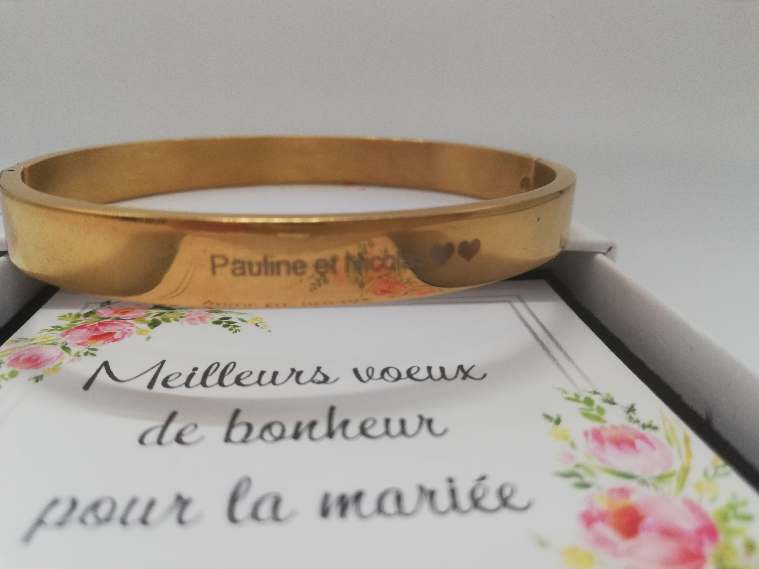 cadeau-de-mariee-bracelet-a-personnaliser-avec-le-prenom-des-maries