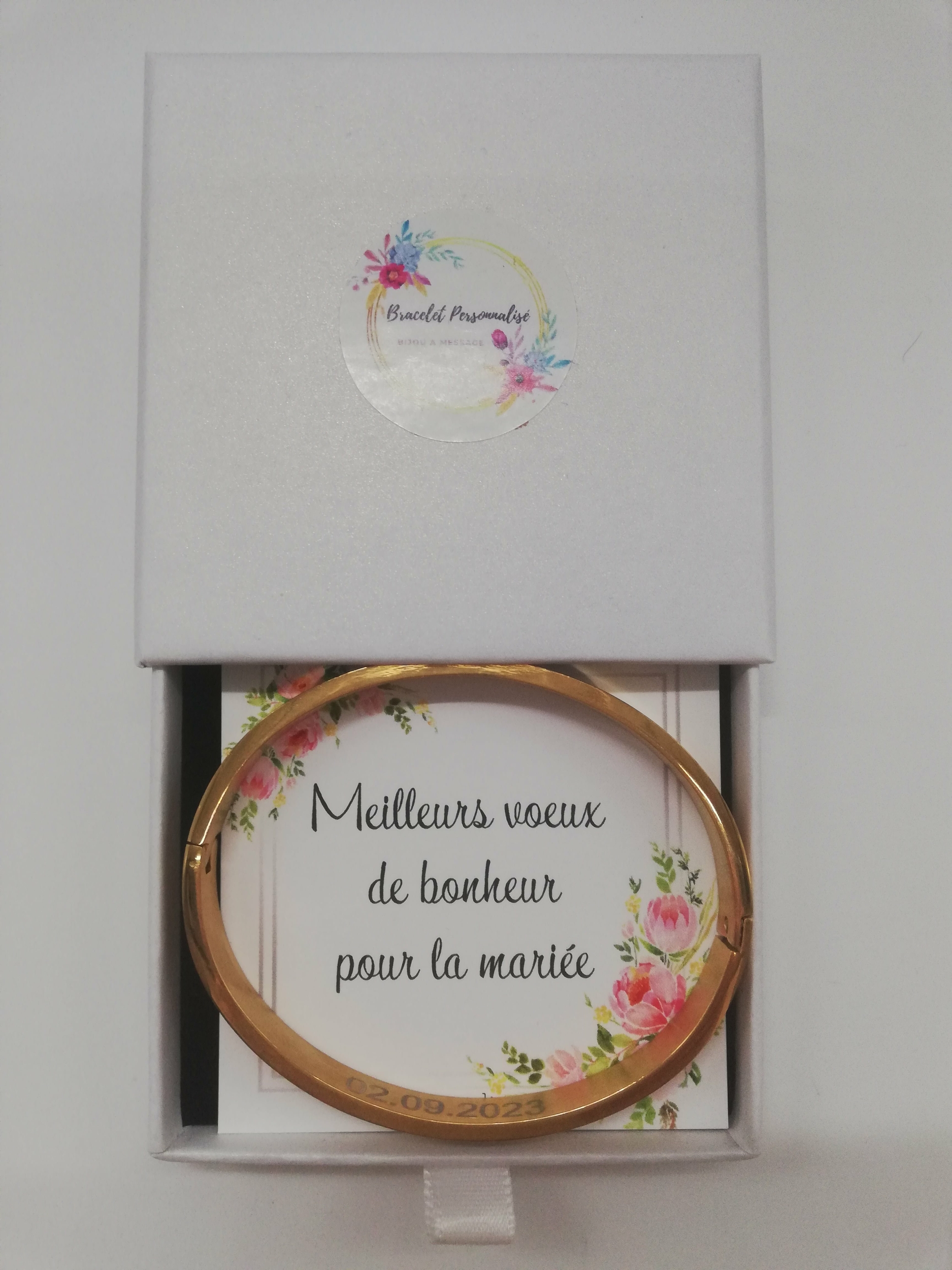 cadeau-de-mariee-bracelet-personnalisable-dans-un-ecrin-avec-voeux-de-bonheur