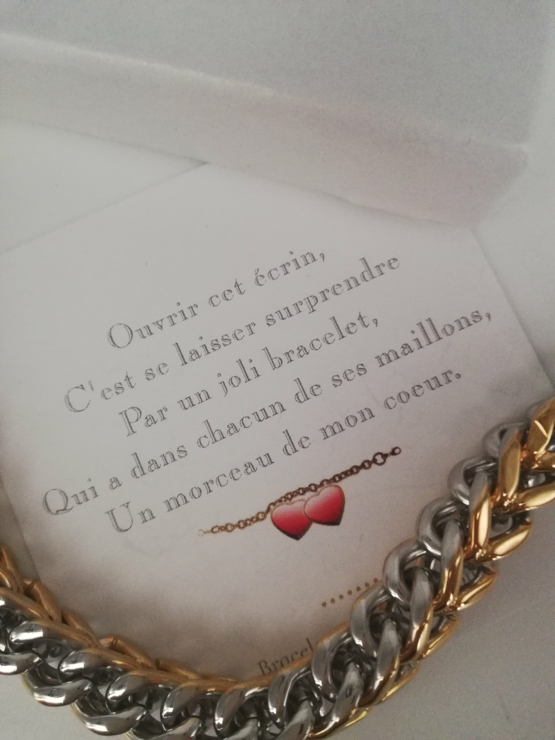 cadeau-pour-montrer-son-amour-bracelet-et-declaration-d-amour-dans-un-ecrin