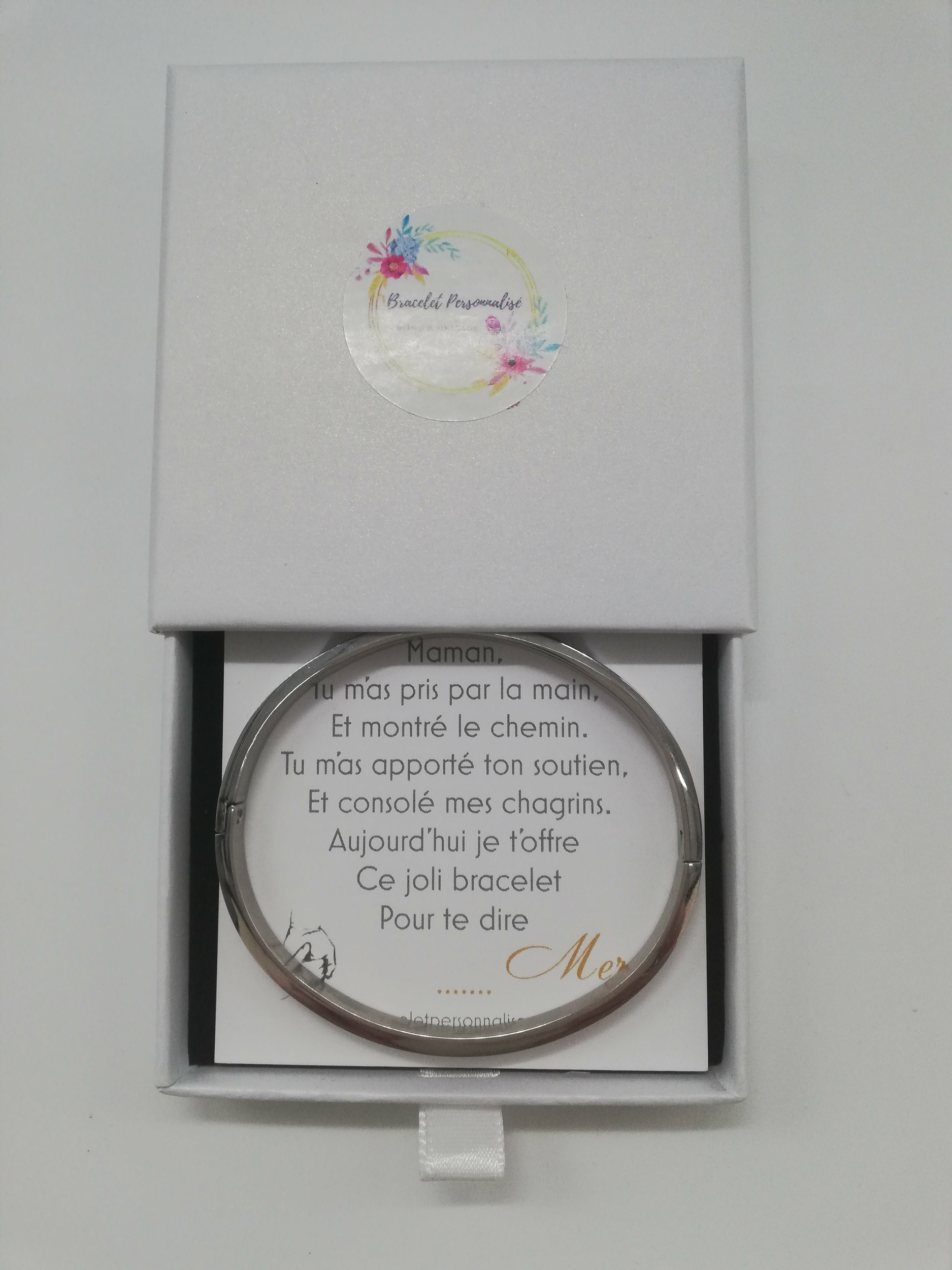 cadeau-symbolique-maman-bracelet-dans-un-ecrin-et-mots-de-remerciements