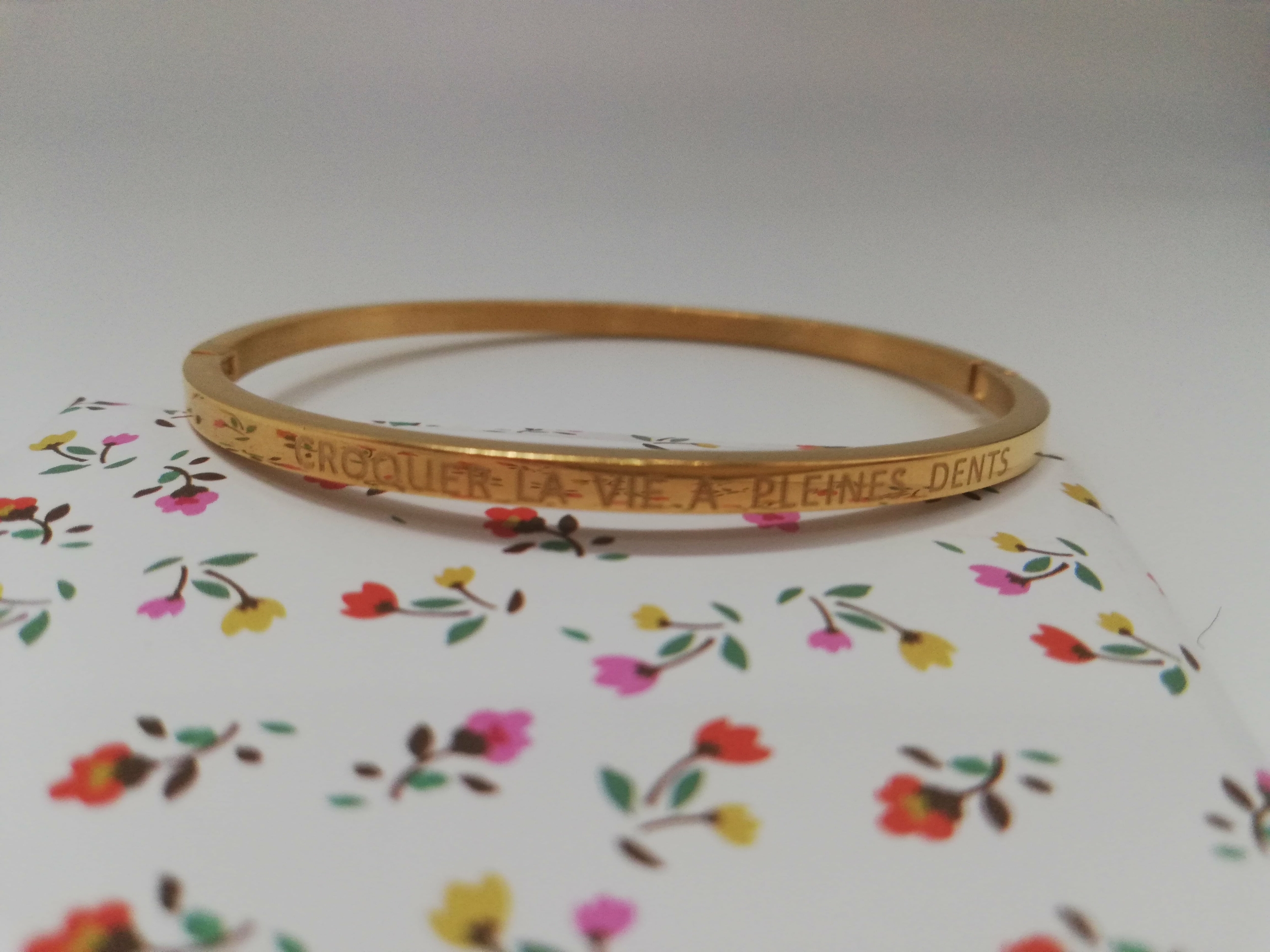 bijou-personnalise-femme-croquer-la-vie-a-pleines-dents
