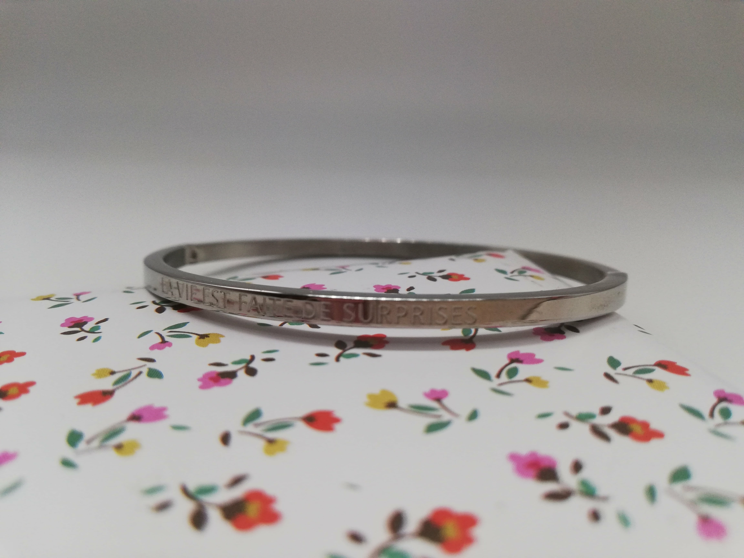 bracelet-future-mariee-personnalise-la-vie-est-faite-de-surprises-avec-une-pochette-cadeau-fleurie