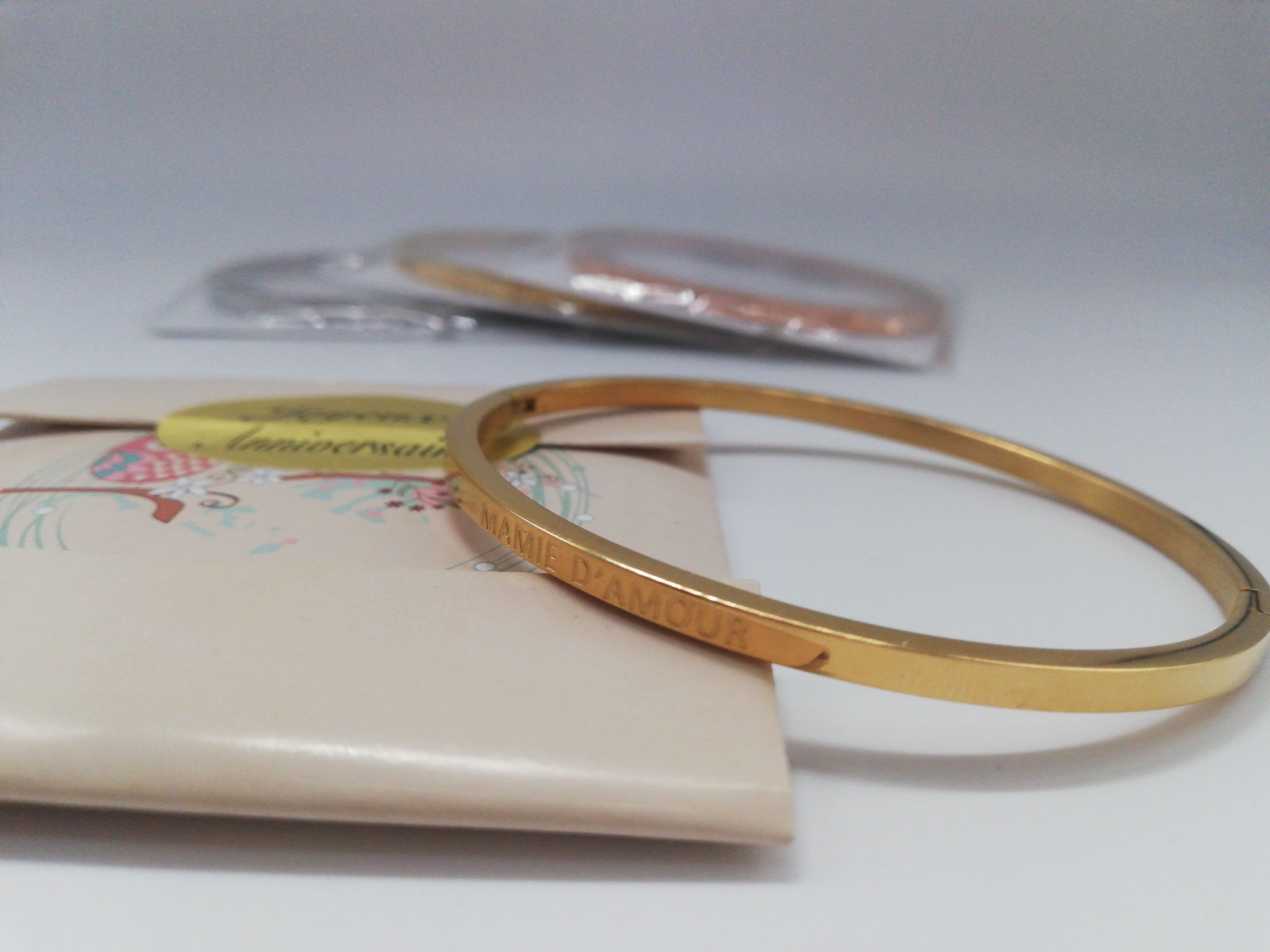 cadeau-d-anniversaire-pour-mamie-bracelet-personnalise-mamie-d-amour-et-carte-joyeux-anniversaire