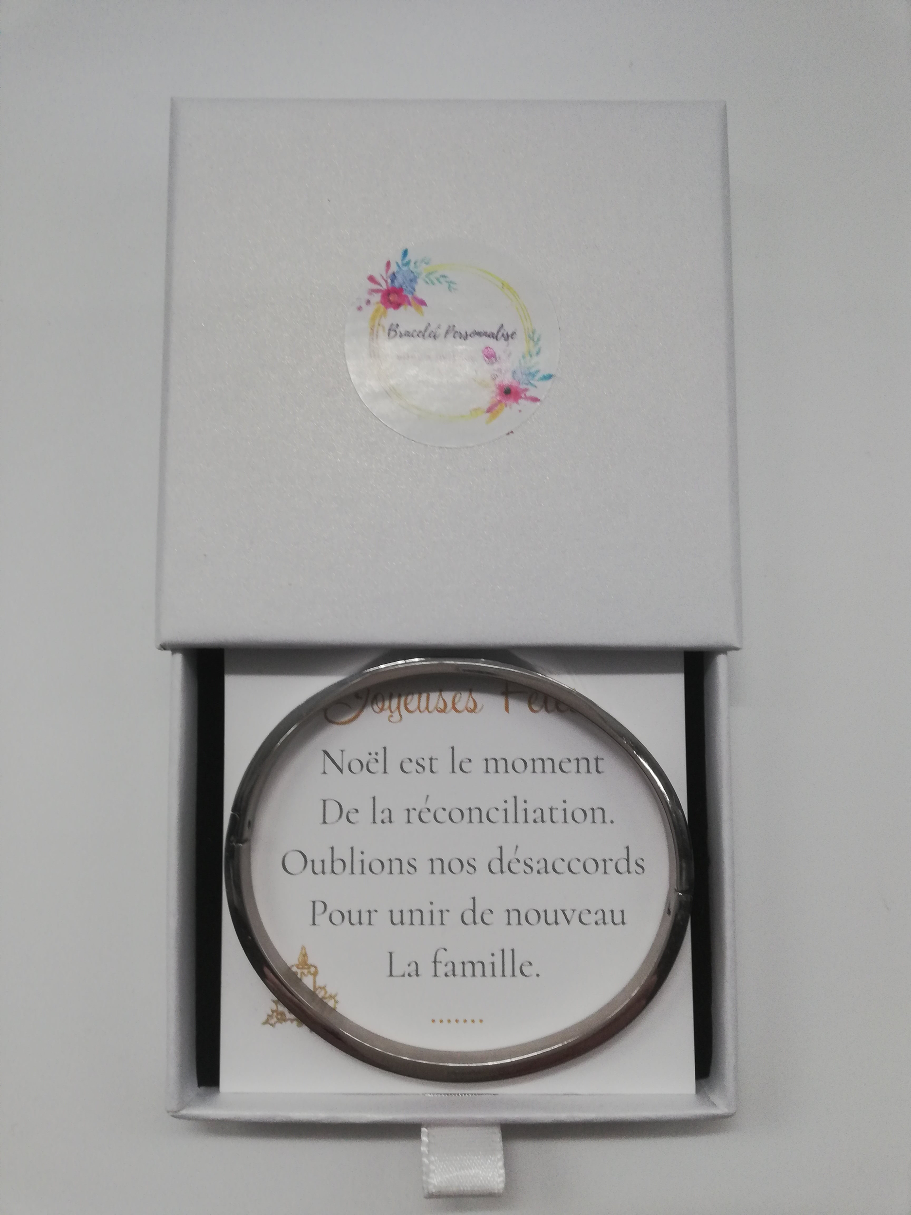 cadeau-de-noel-pour-maman-bracelet-personnalise-dans-un-ecrin-avec-mots-de-réconciliation