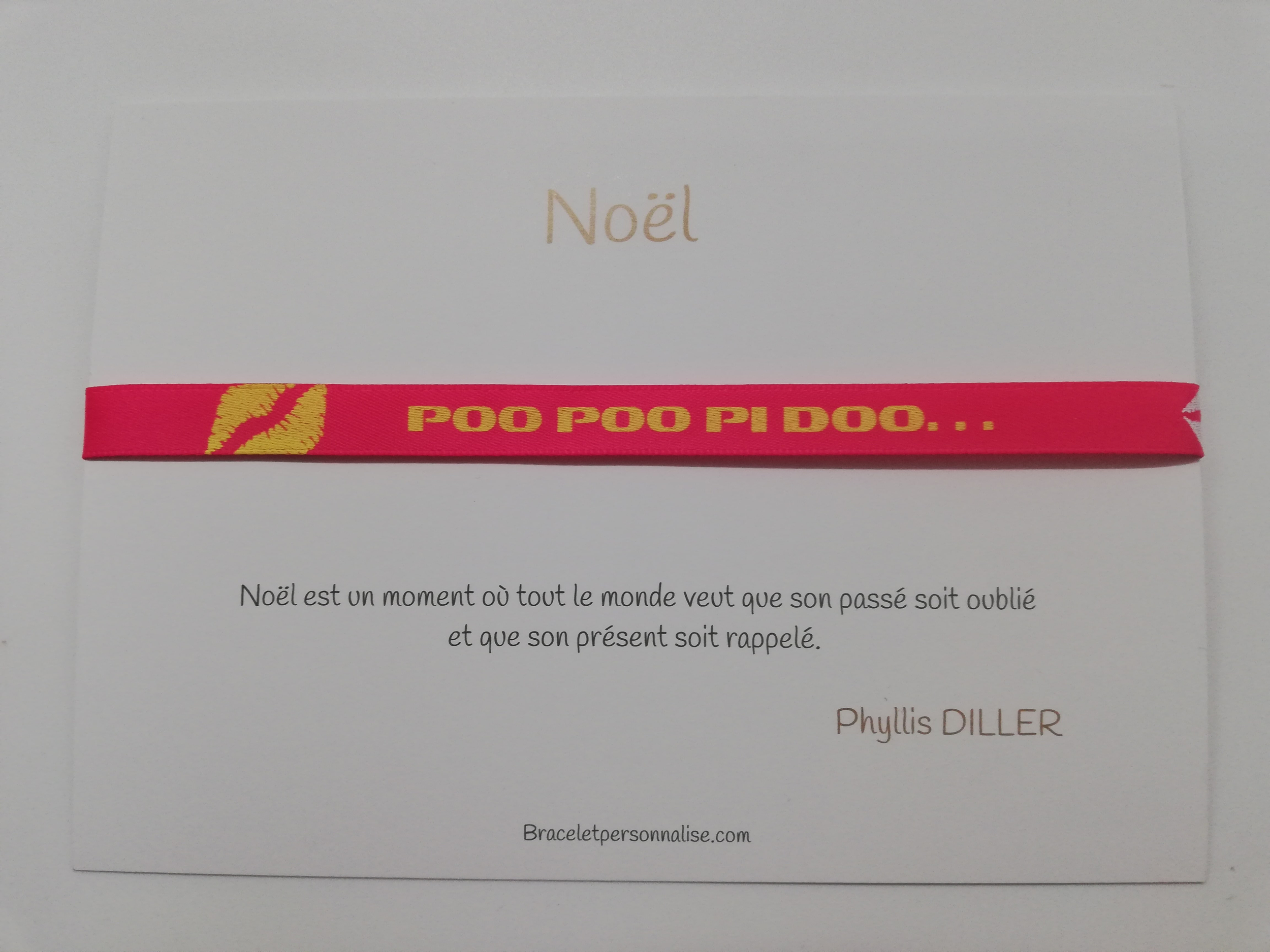 cadeau-insolite-noel-bracelet-personnalise-poo-poo-pi-doo-et-carte-de-voeux-avec-citation