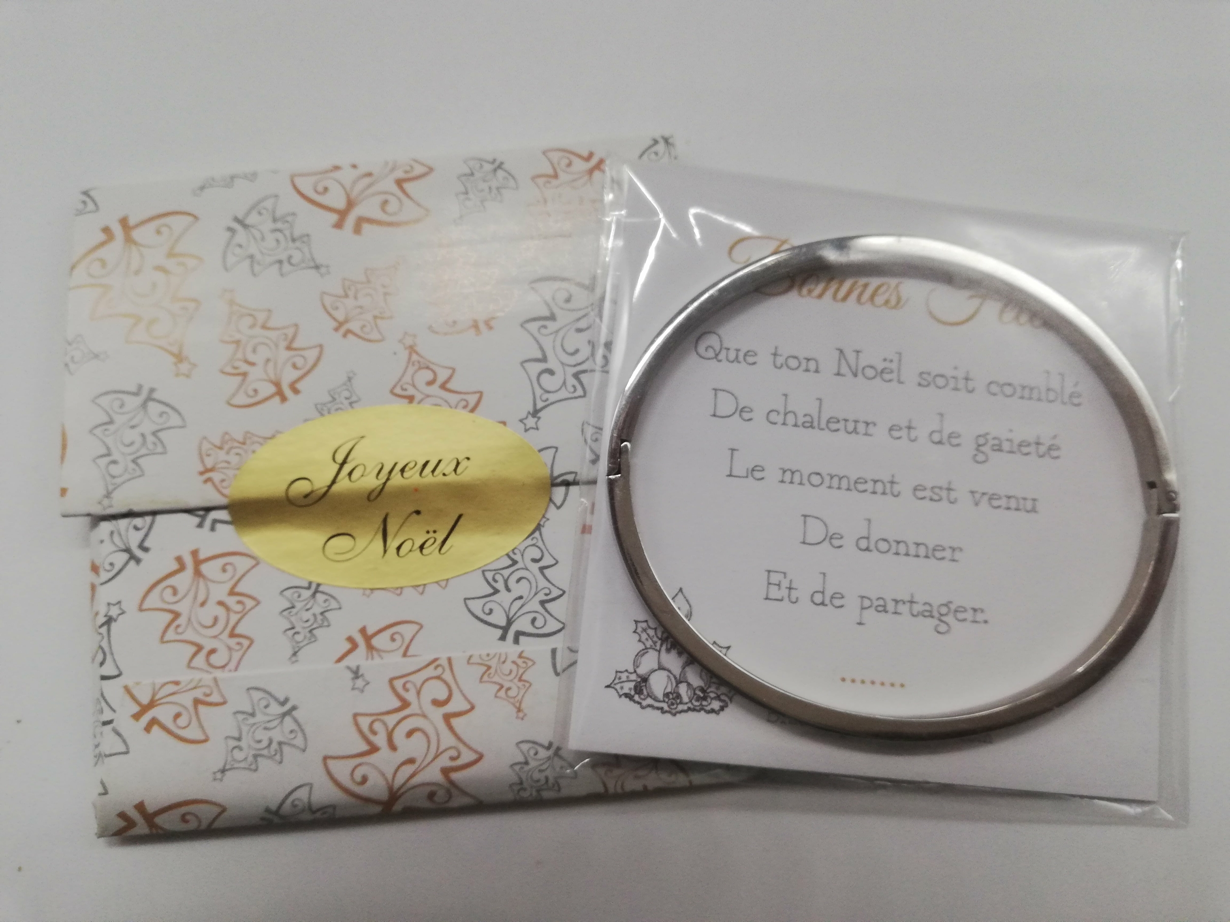 cadeau-de-noel-pour-une-femme-bracelet-personnalise-eternelle-insatisfaite-avec-papier-cadeau