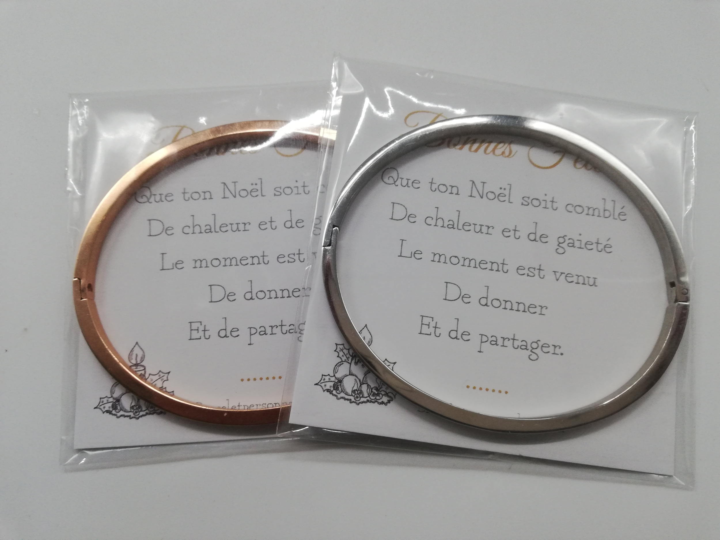 cadeau-original-noel-femme-bracelets-personnalises-avec-cartes-de-voeux-pour-les-fetes