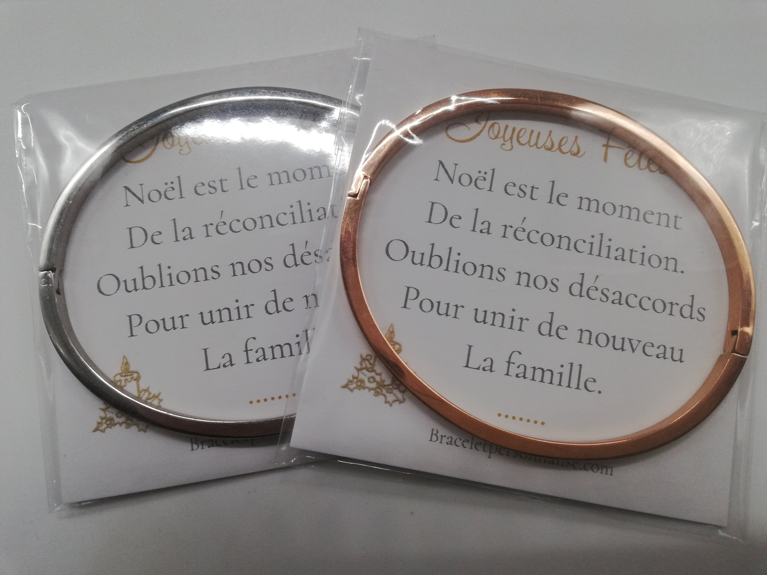 cadeau-de-noel-tata-bracelets-personnalises-et-mots-de-reconciliation-sur-une-carte-de-voeux-pour-les-fetes