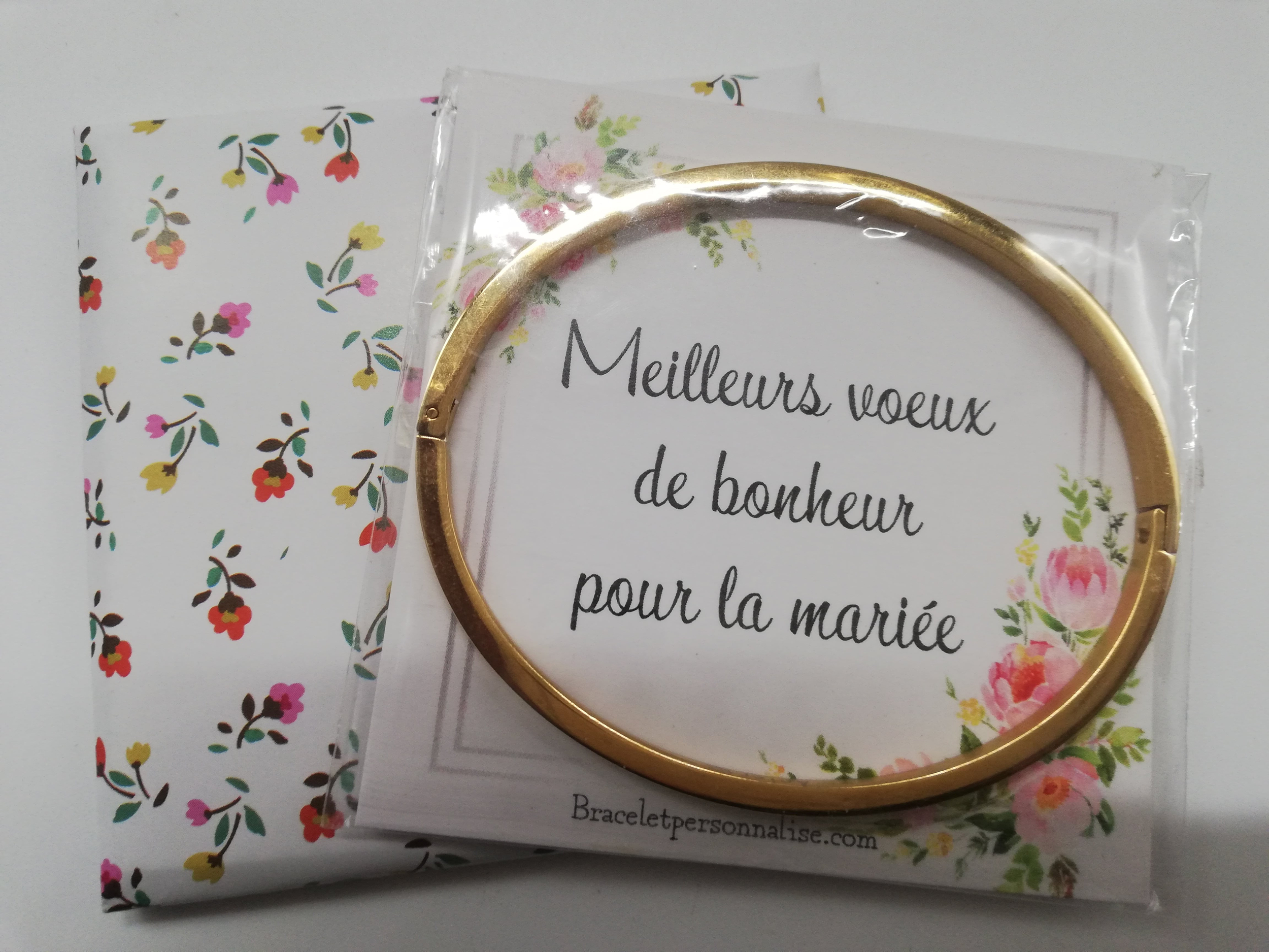 bijou-pour-mariee-bracelet-personnalise-avec-carte-cadeau-fleurie-et-voeux-de-bonheur