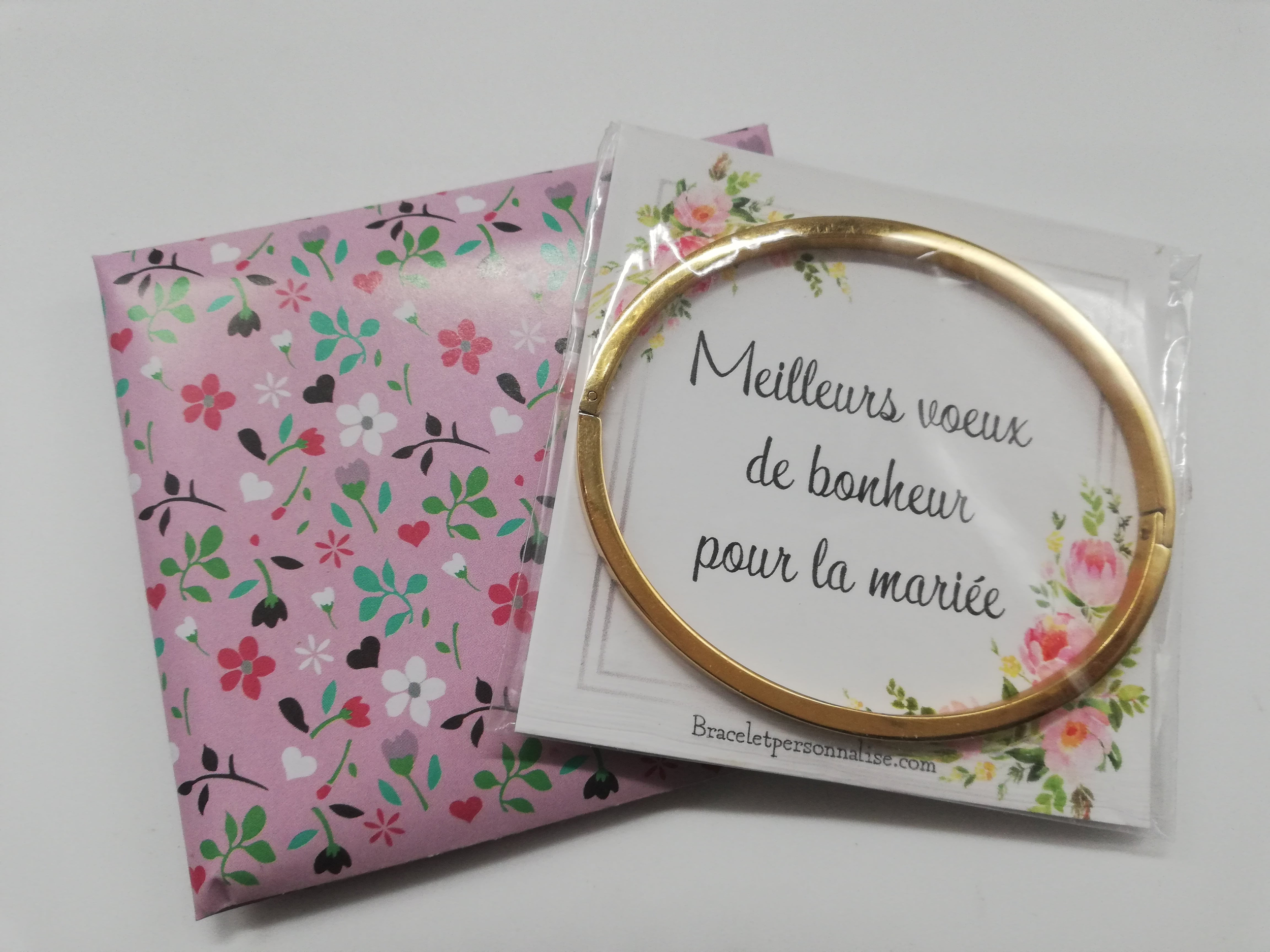 bijoux-mariage-moderne-bracelets-personnalises-avec-carte-de-voeux-de-bonheur-pour-la-mariee