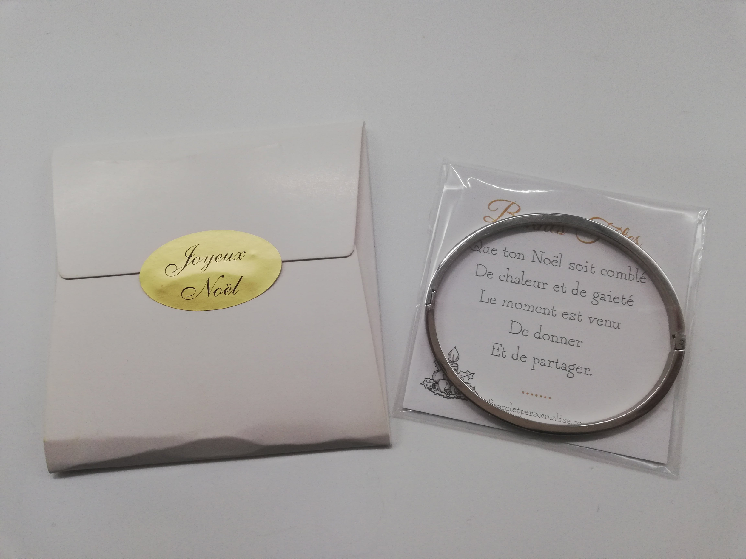 cadeau-noel-feministe-bracelet-personnalise-girl-power-dans-un-emballage-pour-les-fetes