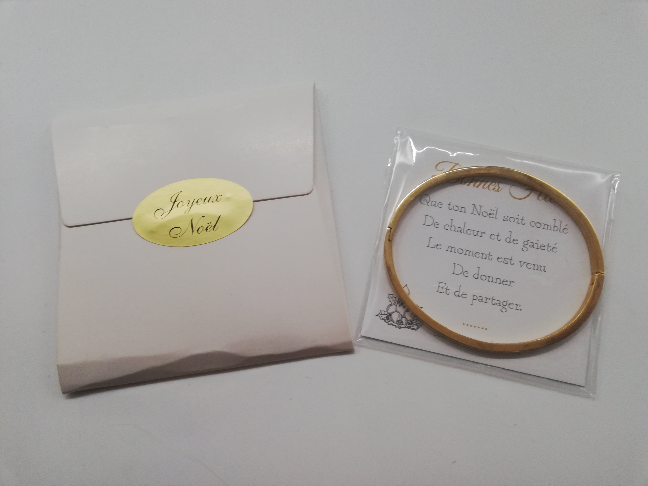 cadeau-invite-repas-noel-bracelet-personnalise-avec-voeux-pour-les-fetes-et-emballage