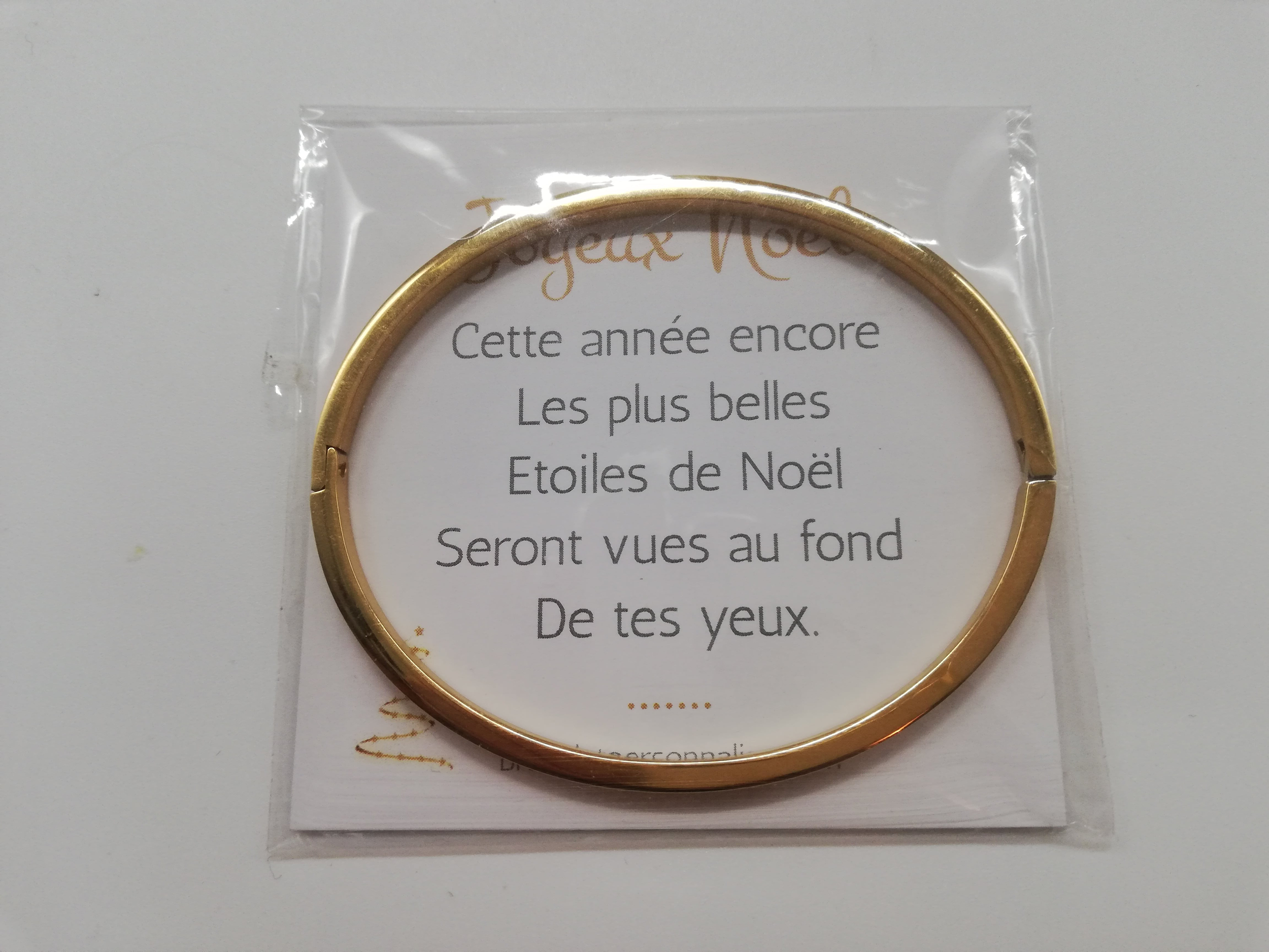 cadeau-de-noel-mamie-bracelet-personnalise-avec-une-carte-de-voeux-pour-les-fetes-de-fin-d-annee
