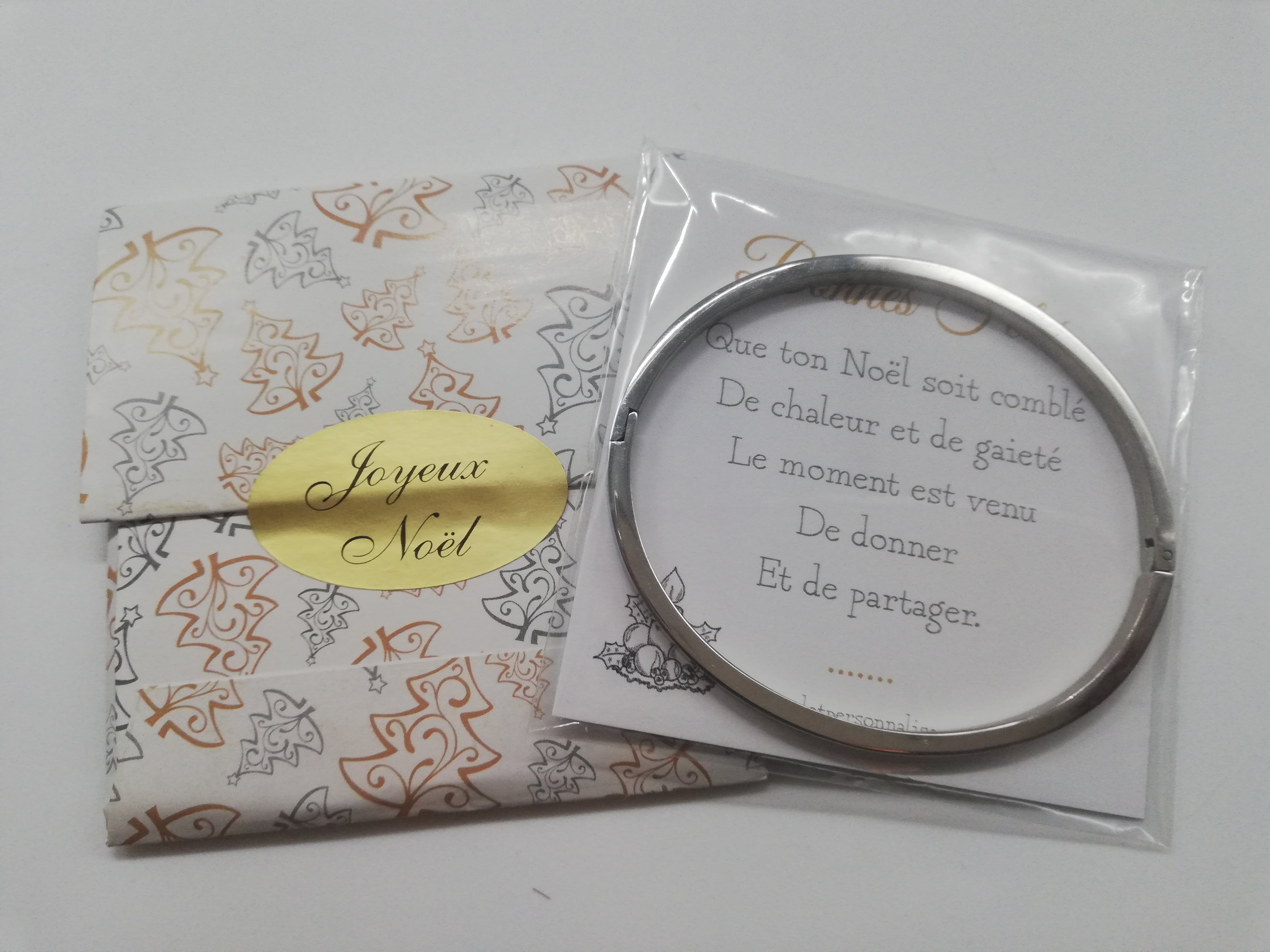 cadeau-noel-femme-bijoux-bracelets-personnalises-avec-carte-de-voeux-et-pochette-pour-les-fetes