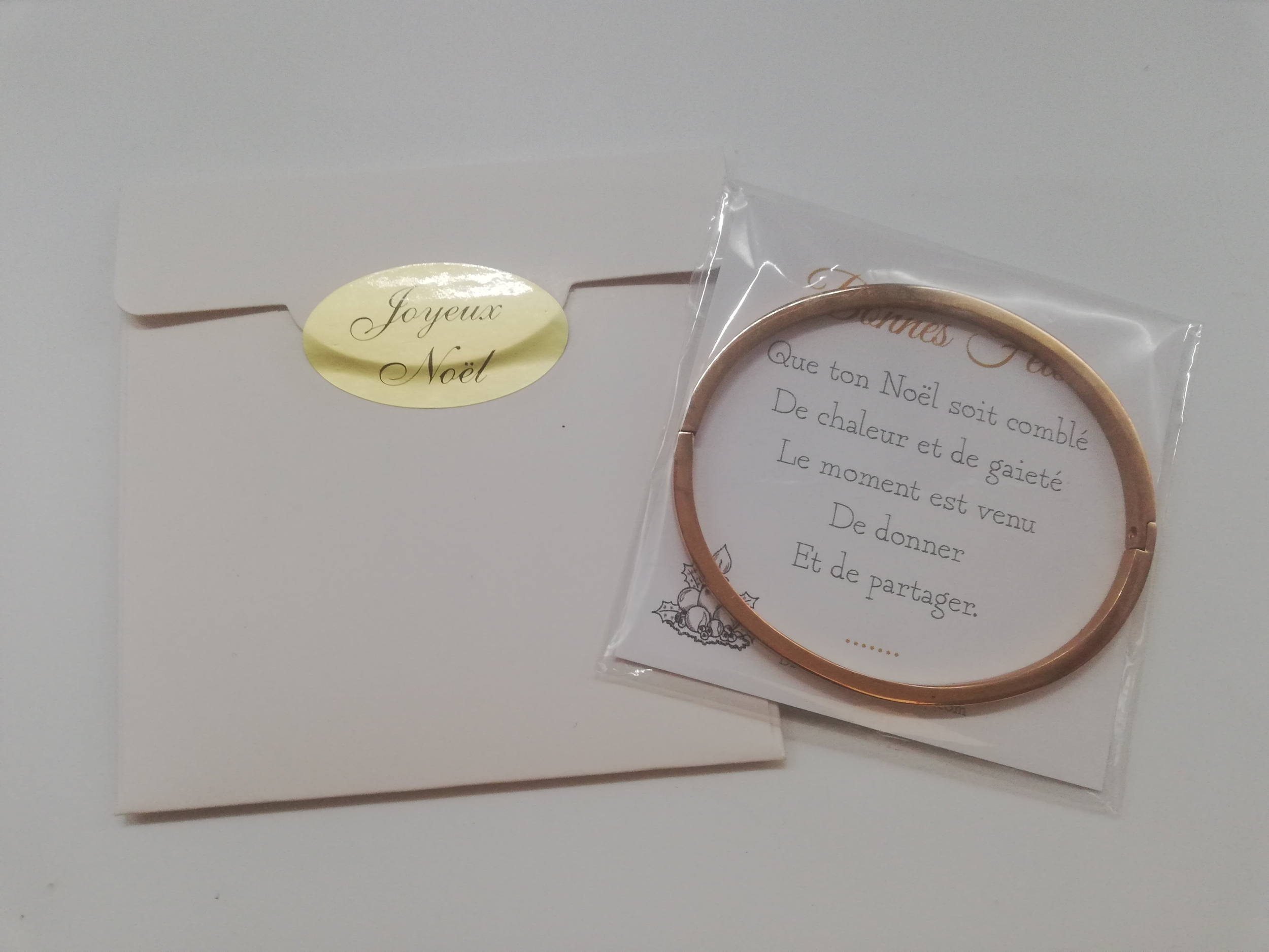 petit-cadeau-rigolo-noel-bracelet-personnalise-avec-carte-de-voeux-pour-les-fetes