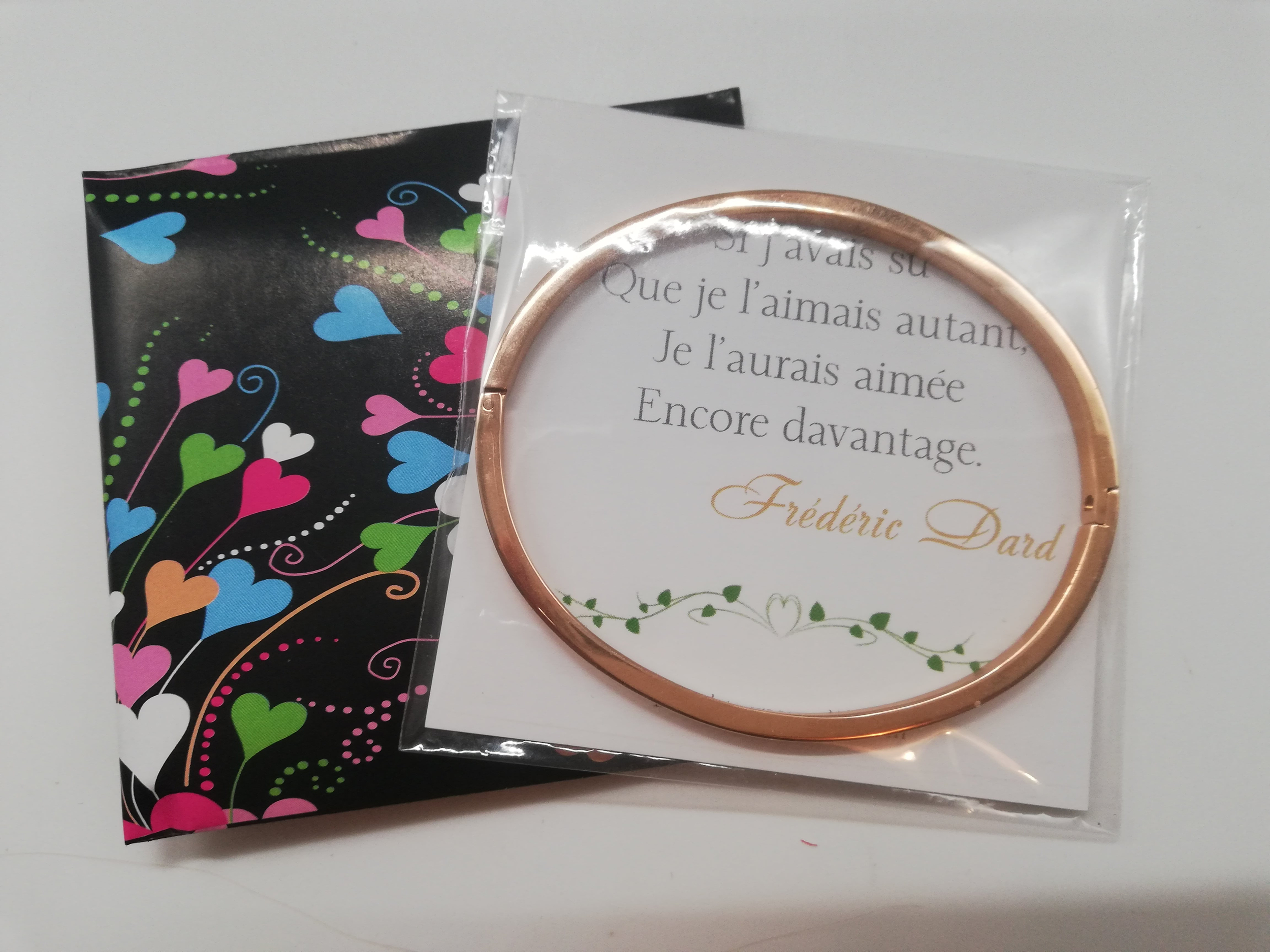 cadeau-femme-romantique-bracelet-personnalise-avec-pochette-et-citation-d-amour