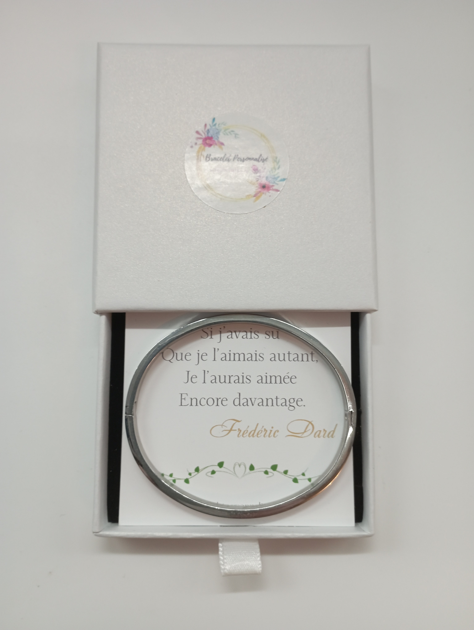 bracelet-acier-personnalise-la-tete-dans-les-nuages-dans-un-ecrin-avec-citation-romantique