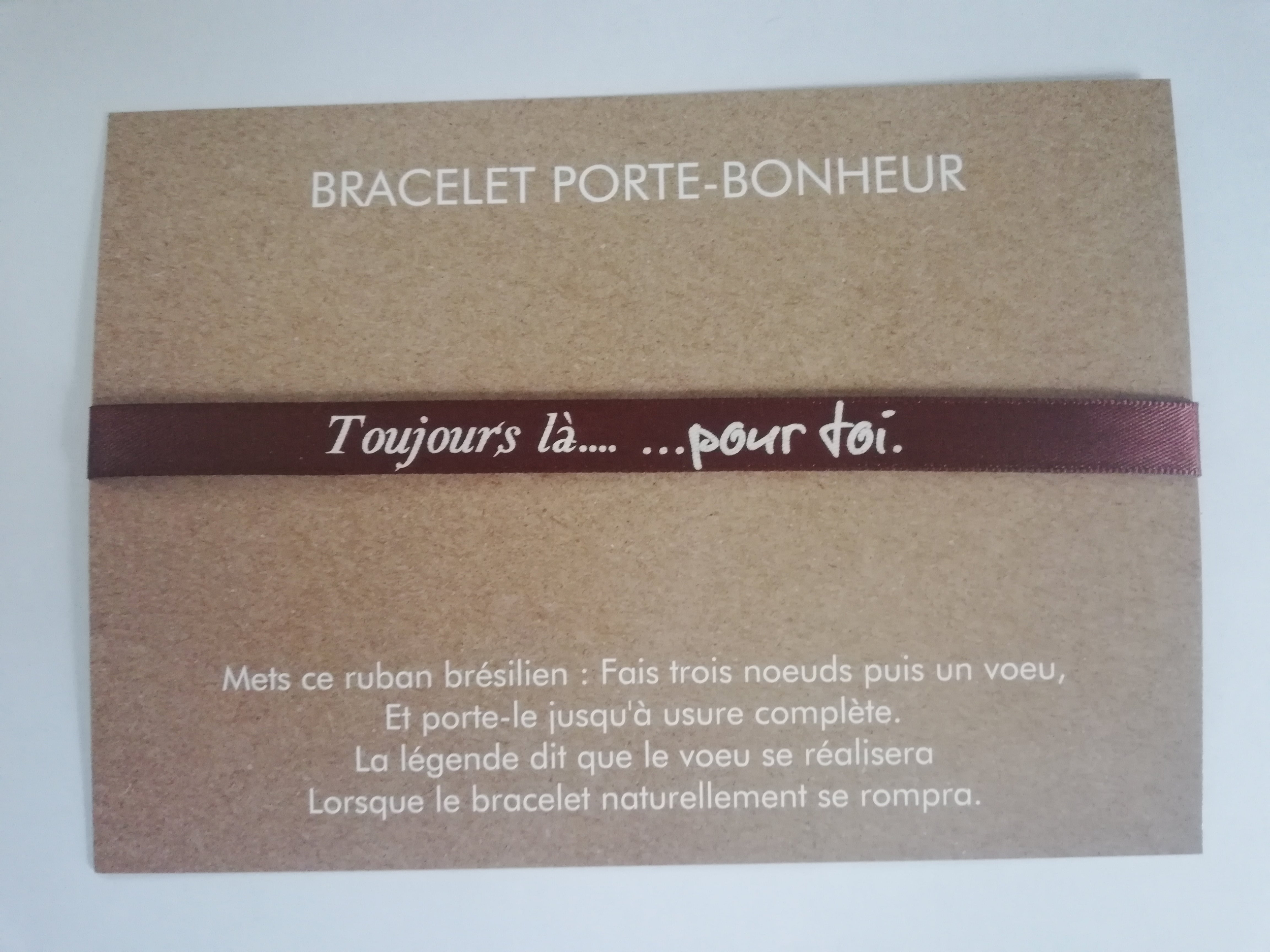 bracelet tissus femme de couleur marron sur une carte message