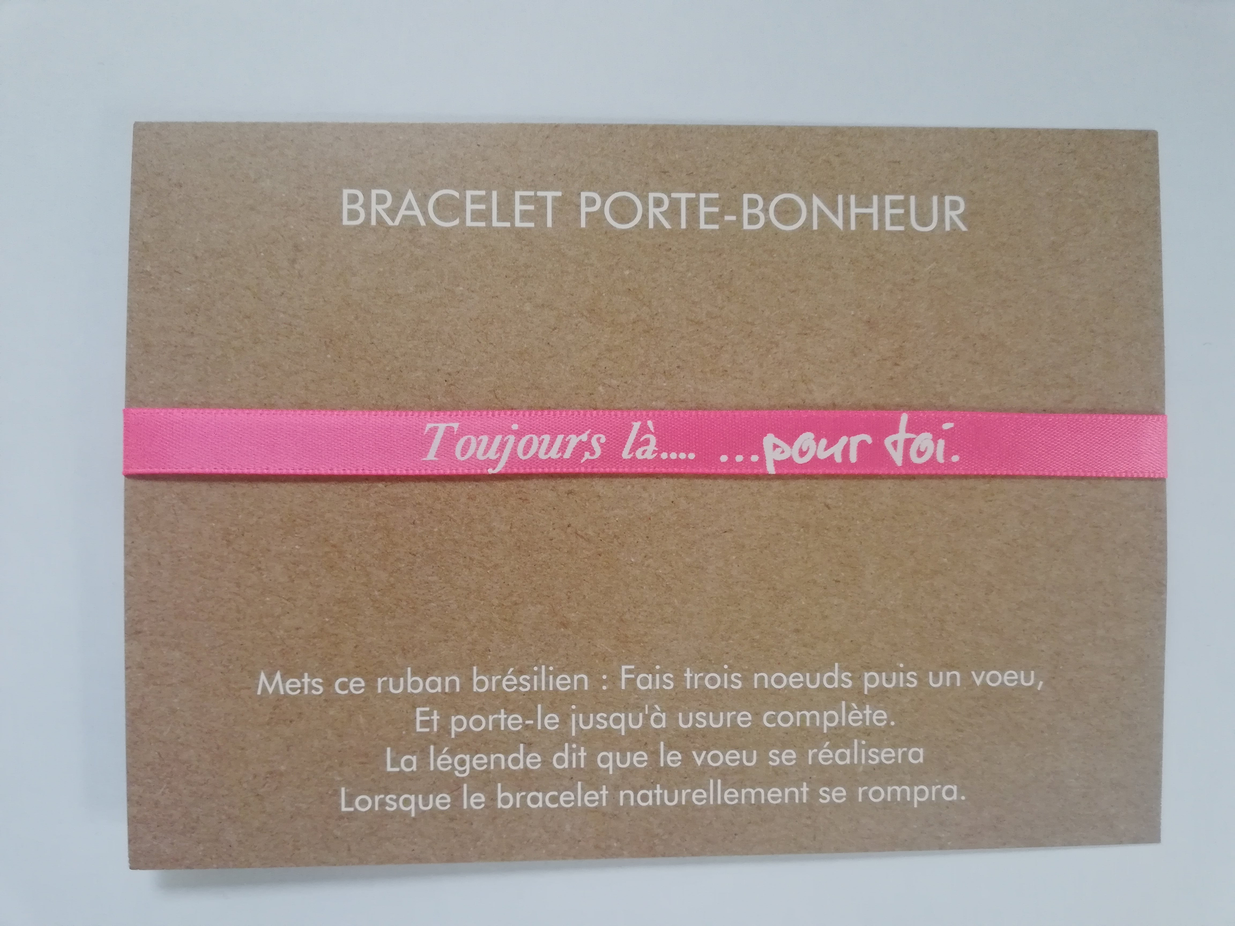 bracelet tissus femme de couleur rose avec inscription Toujours là pour toi sur une carte message