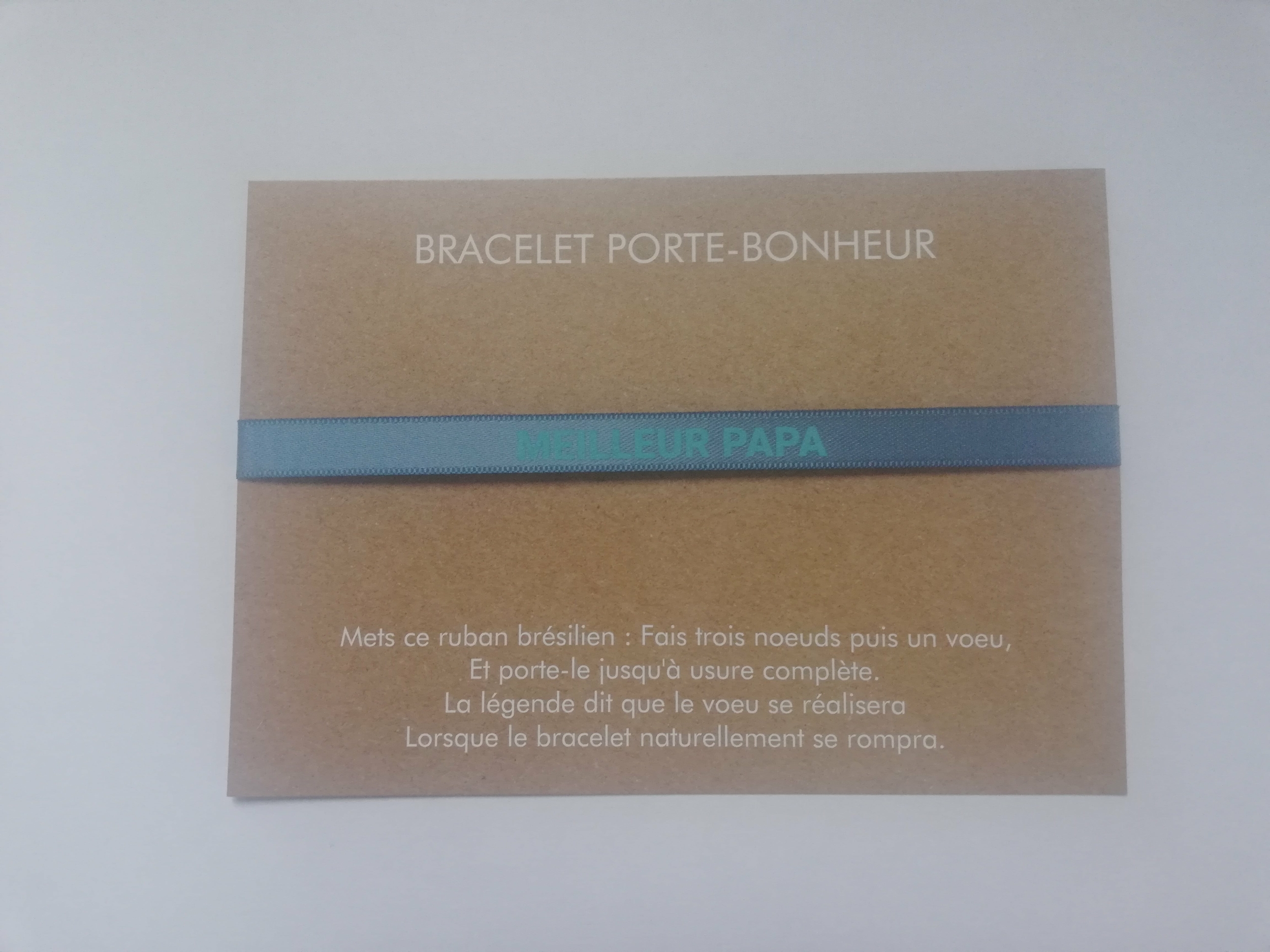 bracelet pour papa personnalisé en tissu bleu présenté sur une carte message