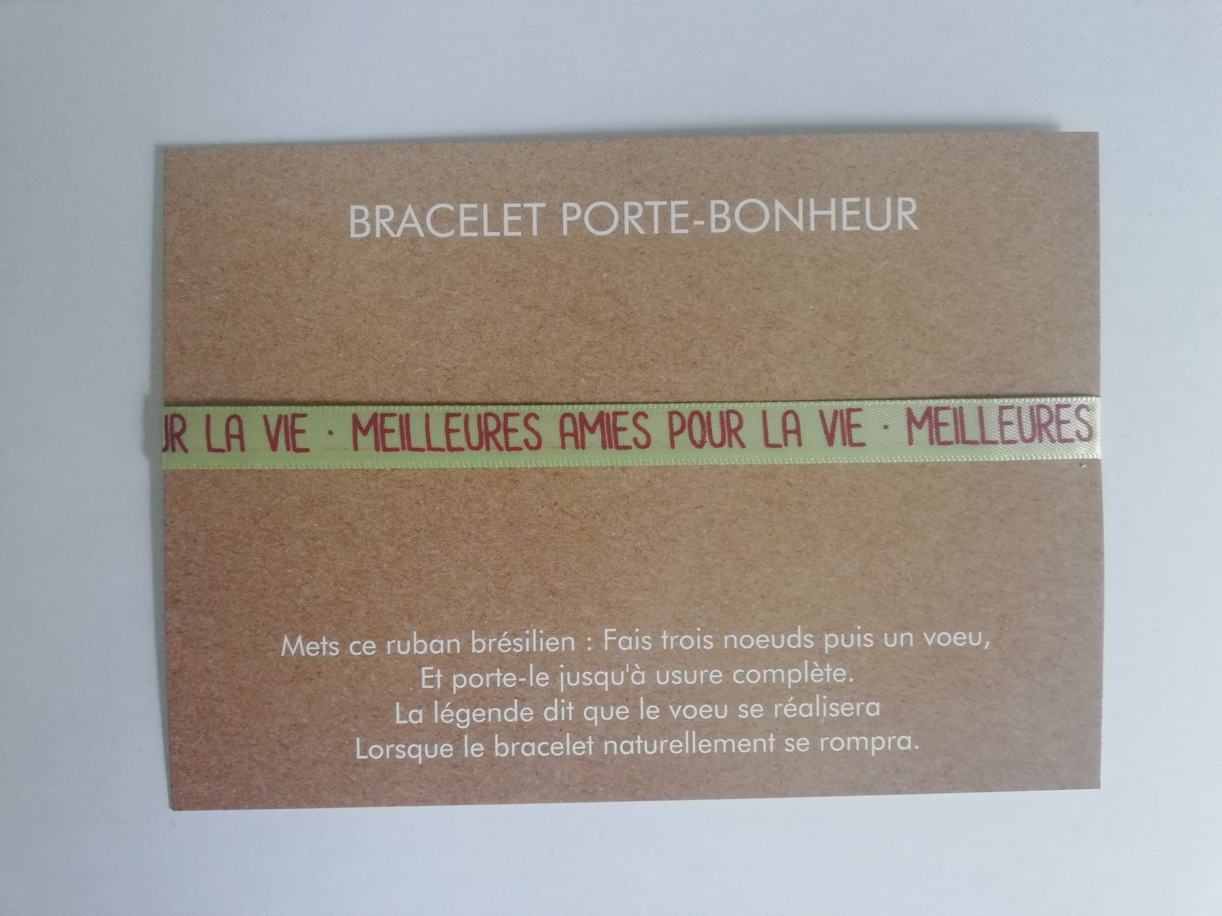 Bracelet message amitié sur une carte porte-bonheur