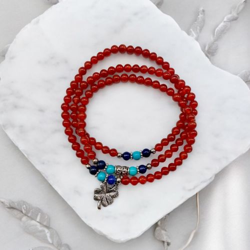 bracelet-plusieurs-rangs-cornaline-et-trefle-a-4-feuilles
