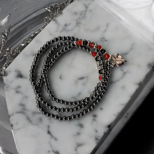 bracelet-plusieurs-rangs-hematite-et-trefle-a-quatre-feuilles