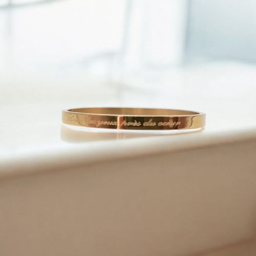jonc-ferme-femme-bracelet-personnalise-loin-des-yeux-pres-du-coeur