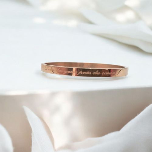 jonc-ferme-femme-personnalise-loin-des-yeux-pres-du-coeur