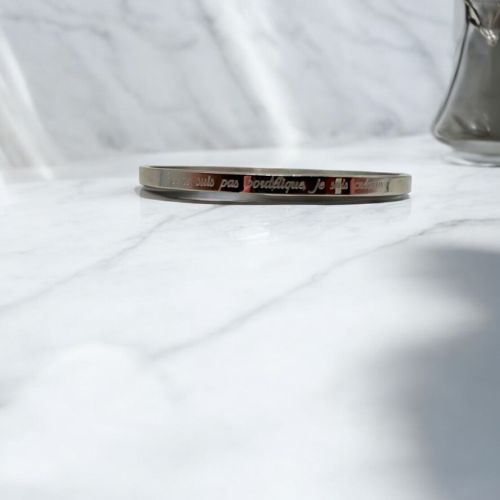 bracelet-personnalise-je-ne-suis-pas-bordelique-je-suis-creative-cadeau-noel-femme-insolite