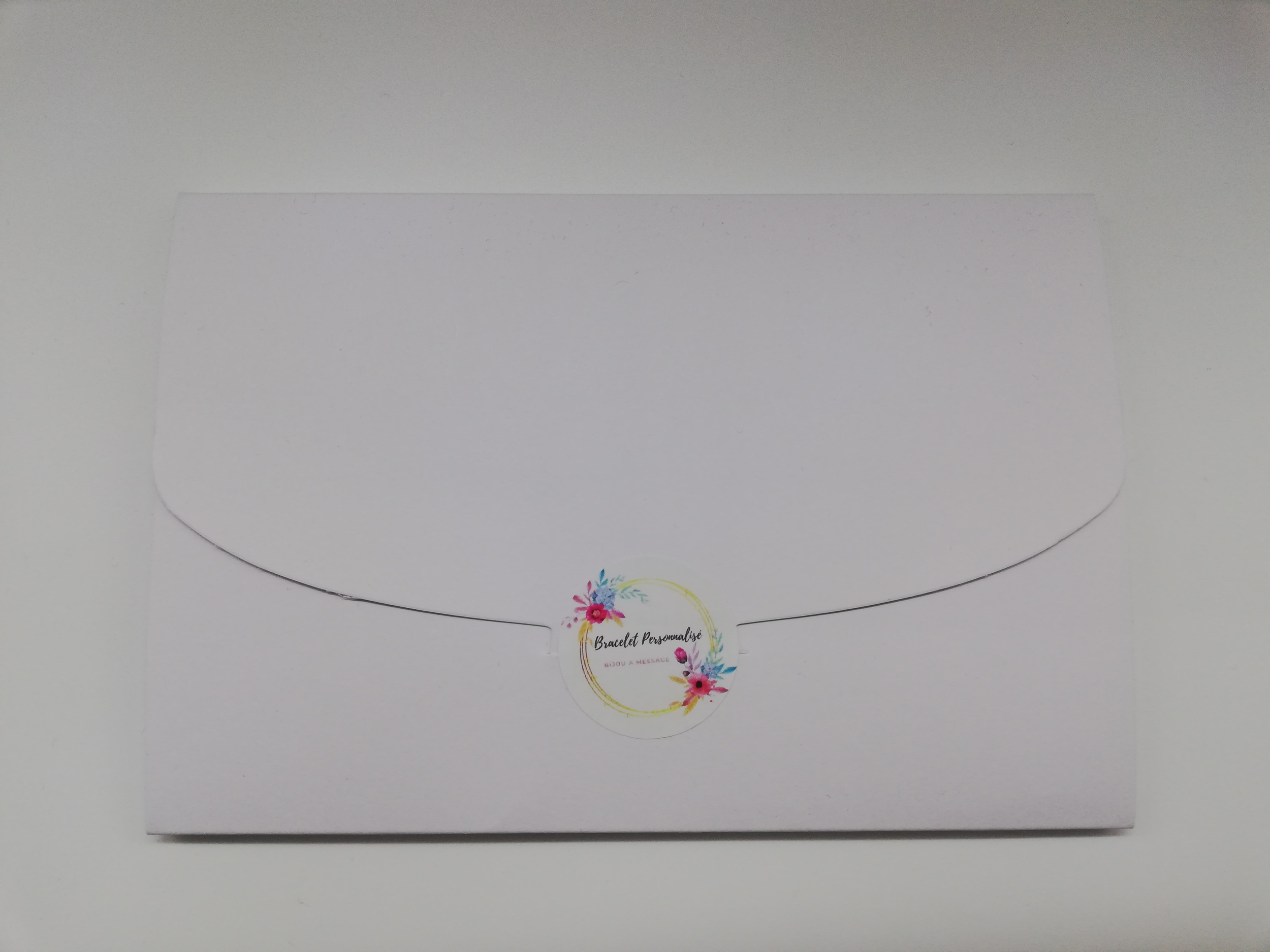 pochette cadeau grand format en carton kraft blanc de forme rectangulaire