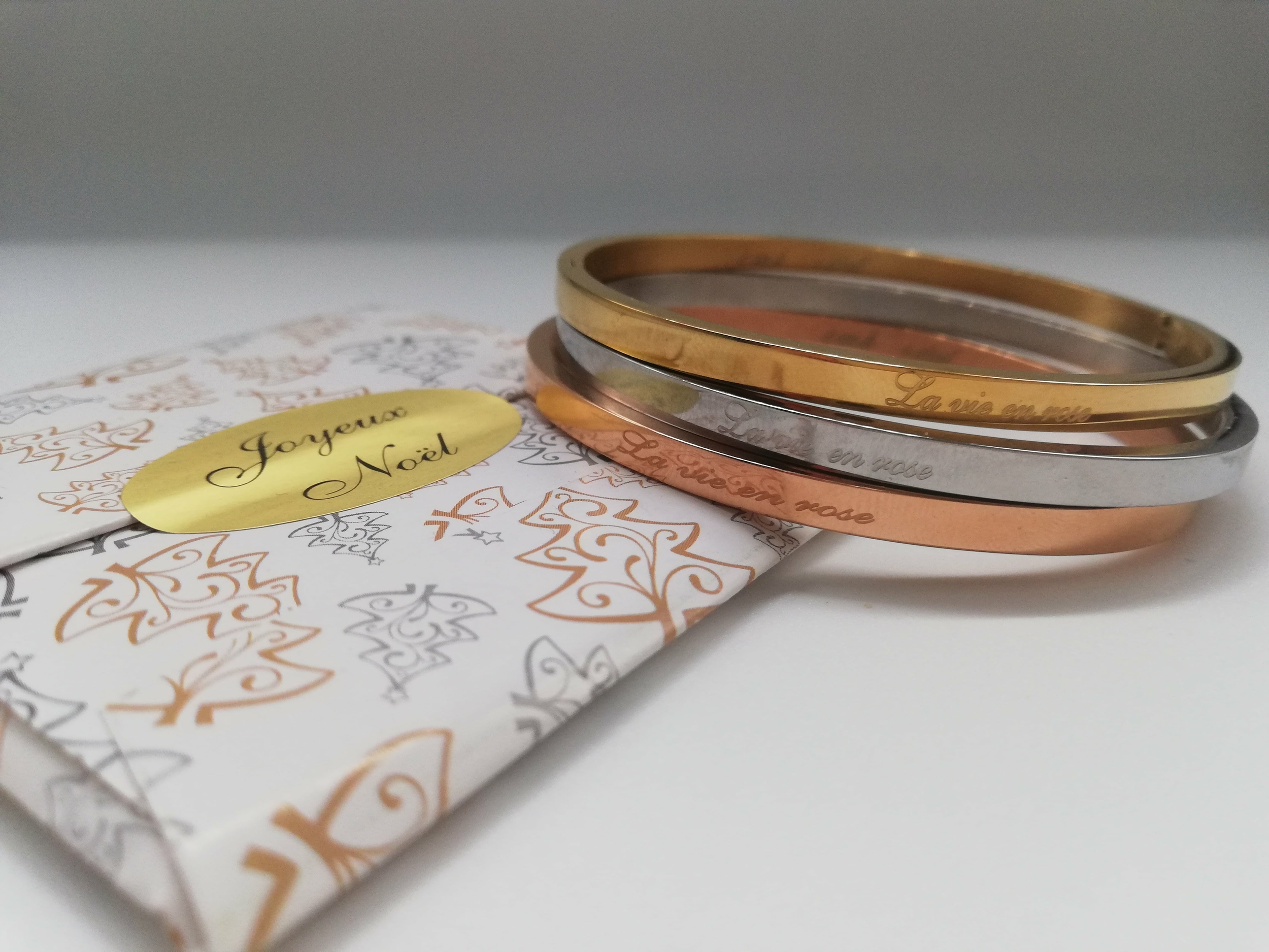 cadeau de noel tendance composé dun bracelet gravé La vie en rose avec une carte joyeux noel et citation
