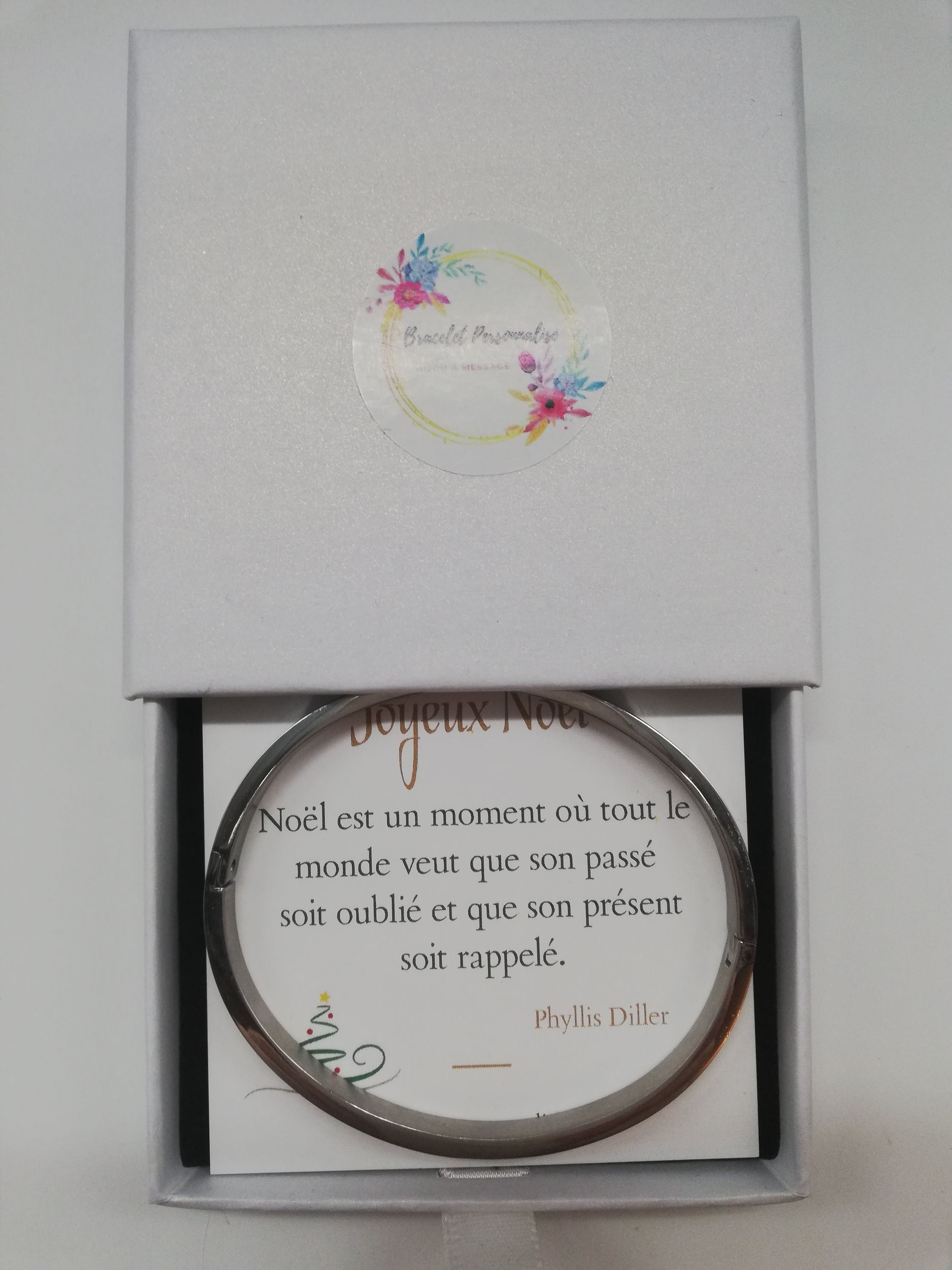 cadeau pour elle noel bracelet à gravure dans un écrin avec une jolie citation pour les fêtes