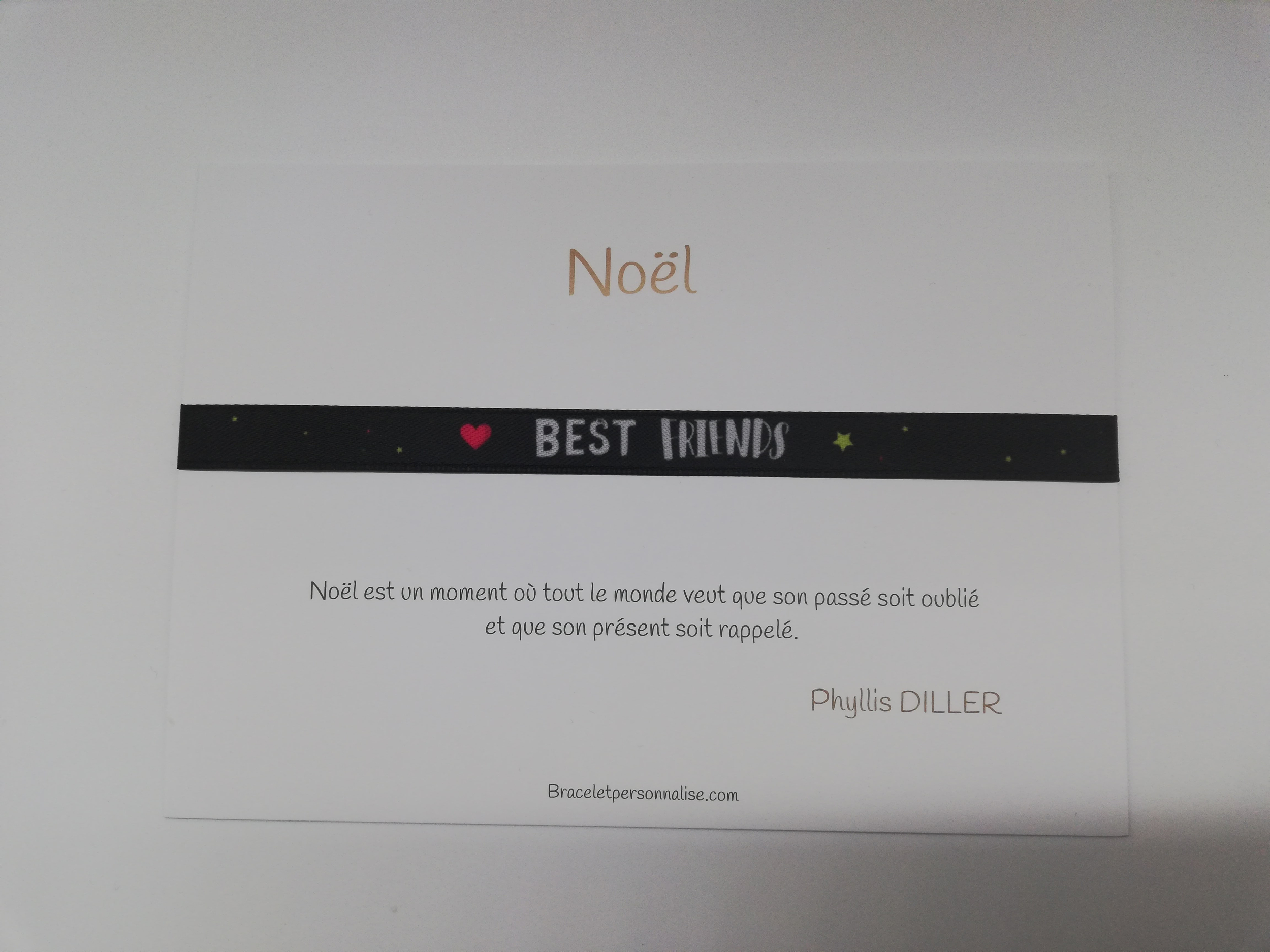 cadeau de noel pour sa meilleure amie comprenant un bracelet Best friends et d'une jolie carte de noel avec une citation de Phyllis Diller