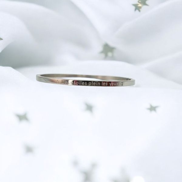 petit-cadeau-romantique-bracelet-personnalise-des-etoiles-plein-les-yeux