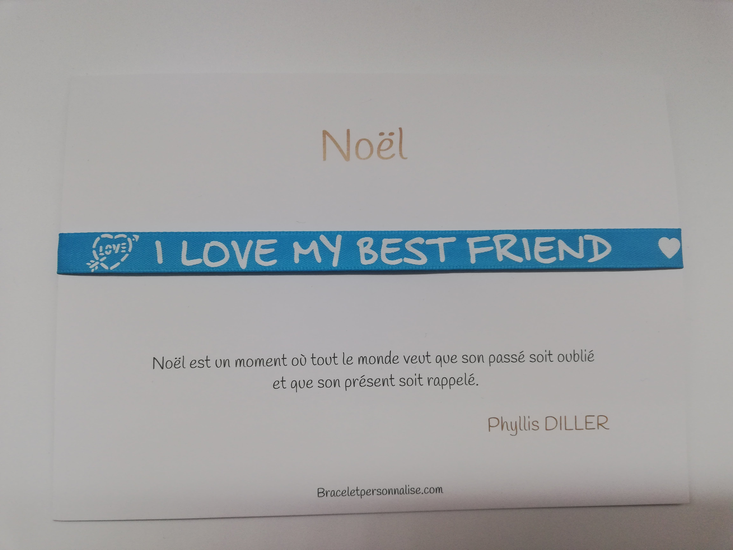 cadeau noel entre copine constitué d'un bracelet et d'une carte pour les fêtes avec une jolie citation