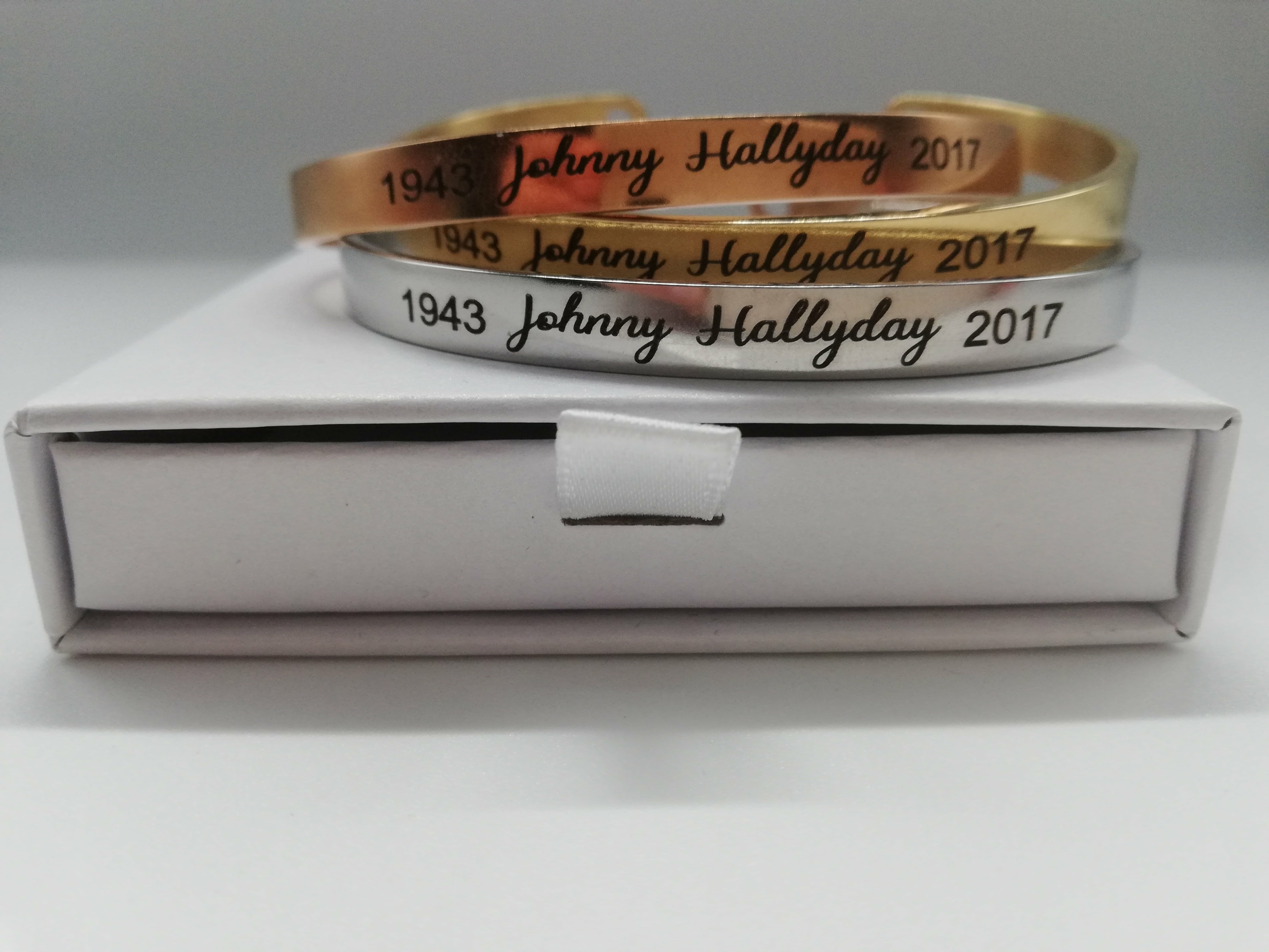 cadeau johnny hallyday personnalisé jonc gravé dans un écrin