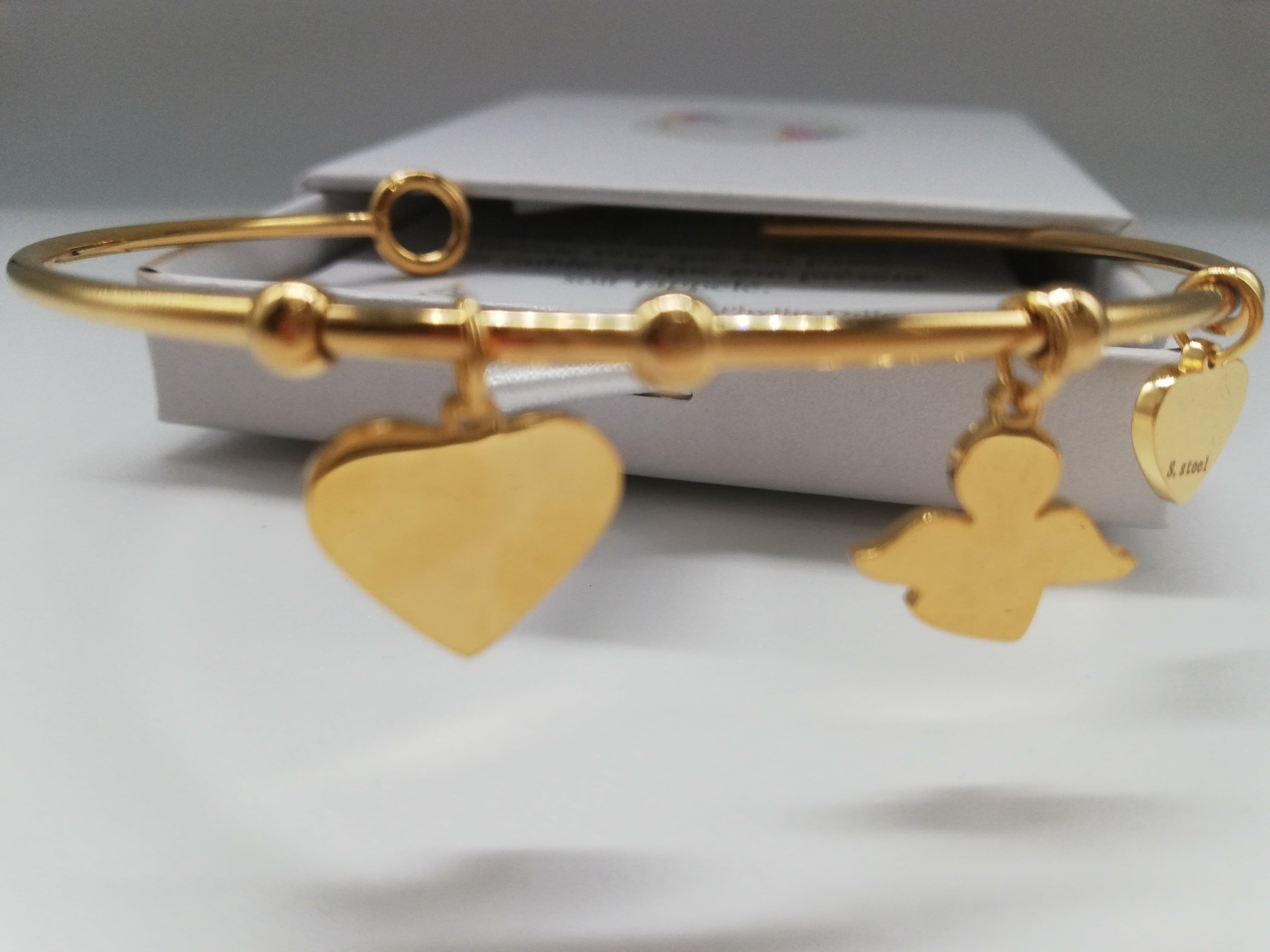 bracelet charms noel ange et coeur dans un écrin avec carte de voeux et citation pour les fêtes