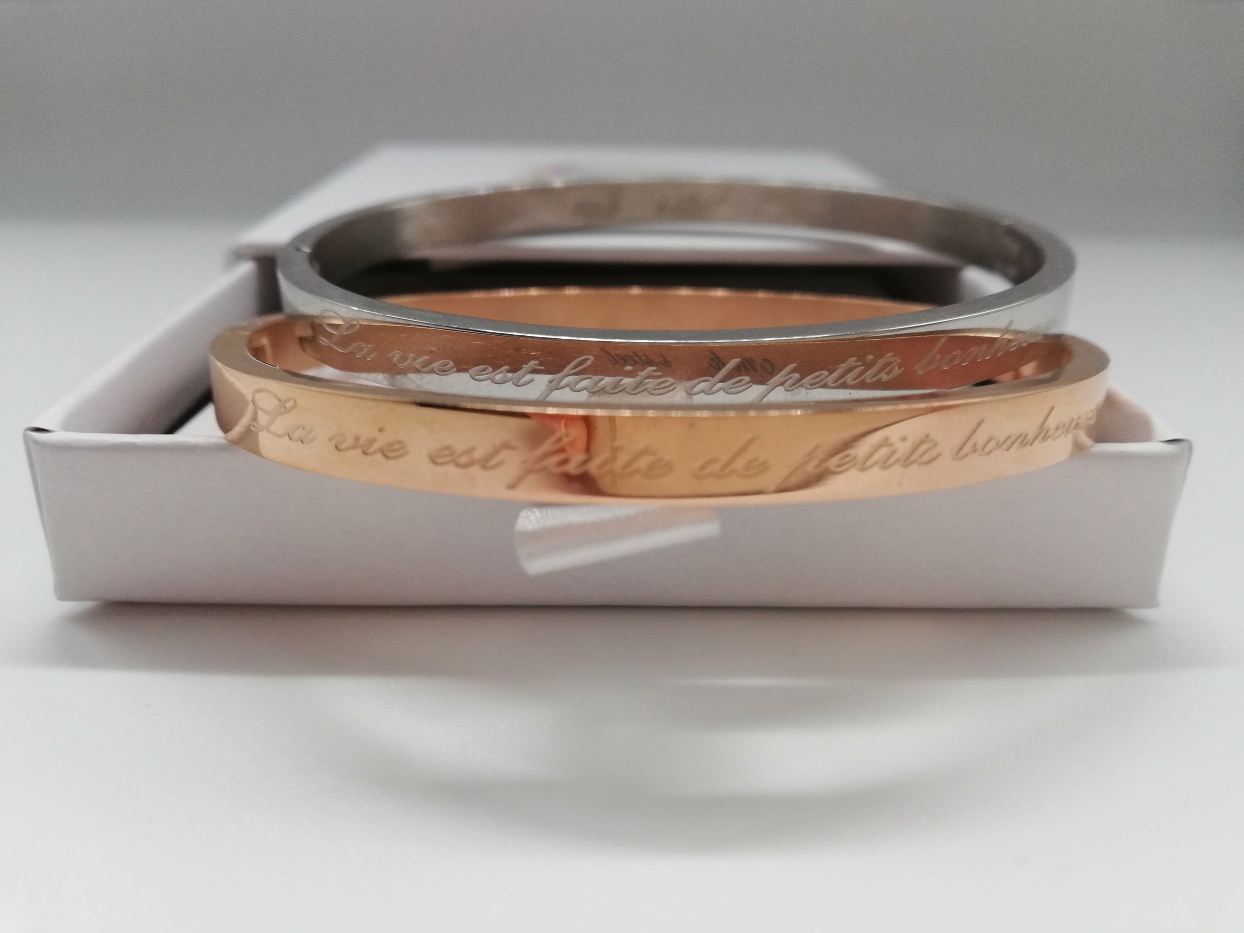 bracelet cadeau mariage dans son écrin avec carte de voeux de bonheur fleurie pour la mariée