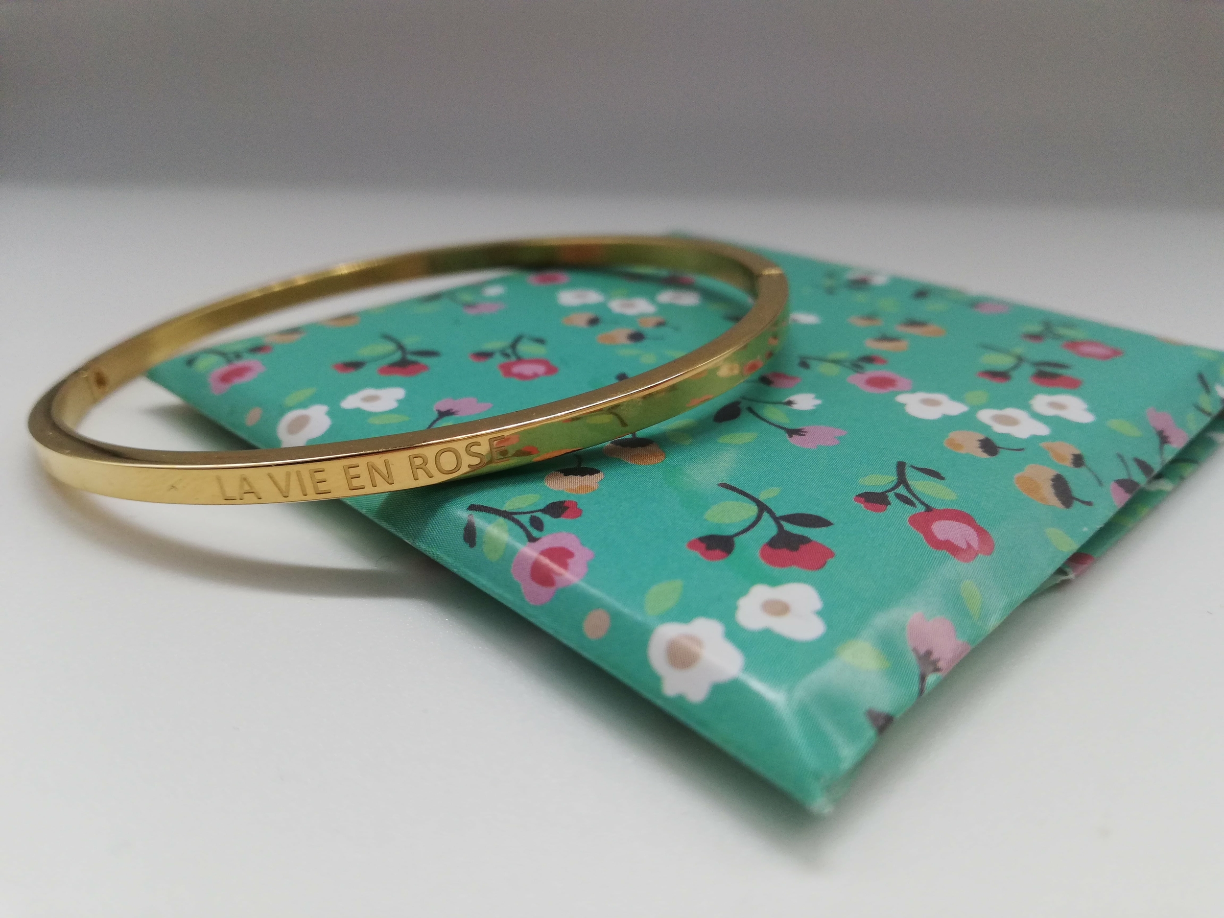 cadeau a offrir a une future mariee bracelet personnalisé La vie en rose