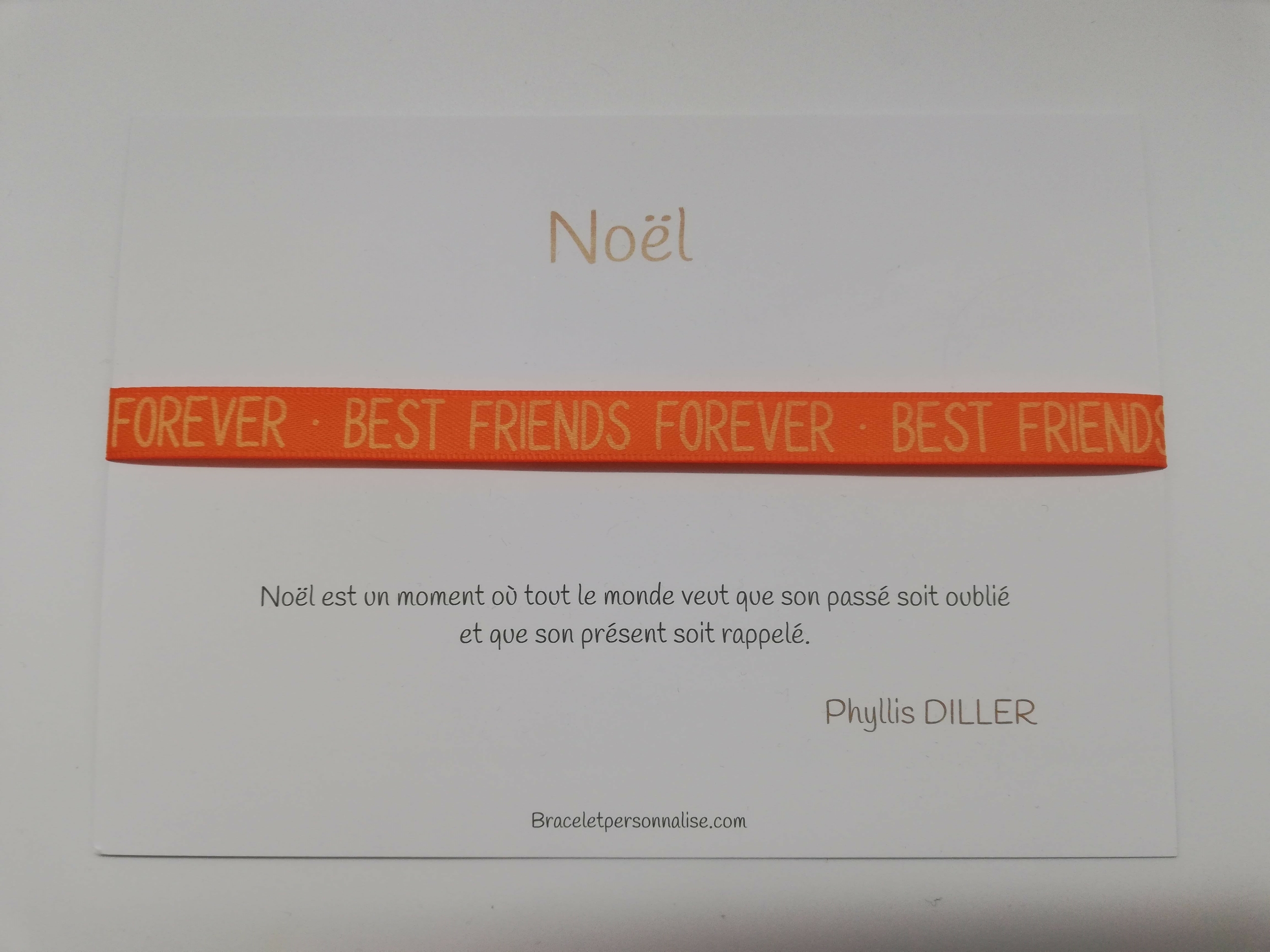 cadeau de noel a faire pour sa meilleure amie bracelet personnalisé et carte pour les fêtes avec une citation