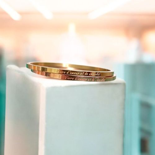 idee-de-cadeau-pour-anniversaire-femme-bracelet-personnalise-vivre-d-amour-et-de-chocolat