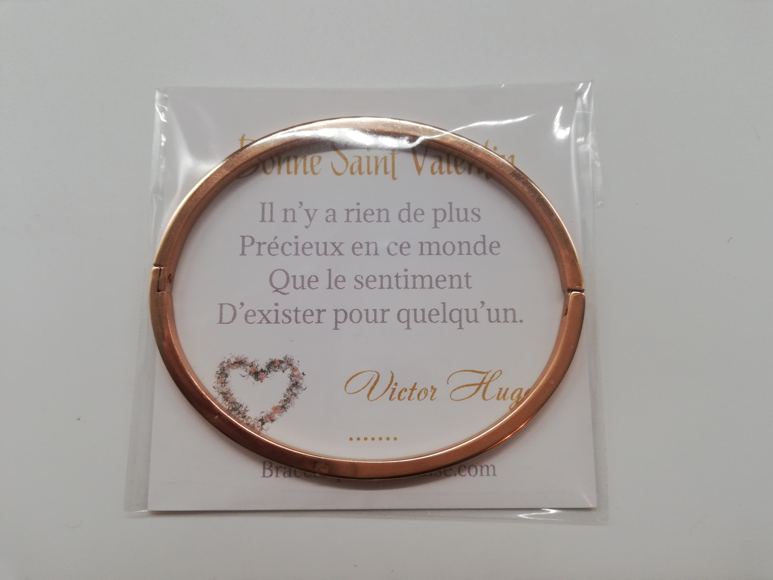 bracelet-femme-st-valentin-personnalise-avec-des-mots-d-amour