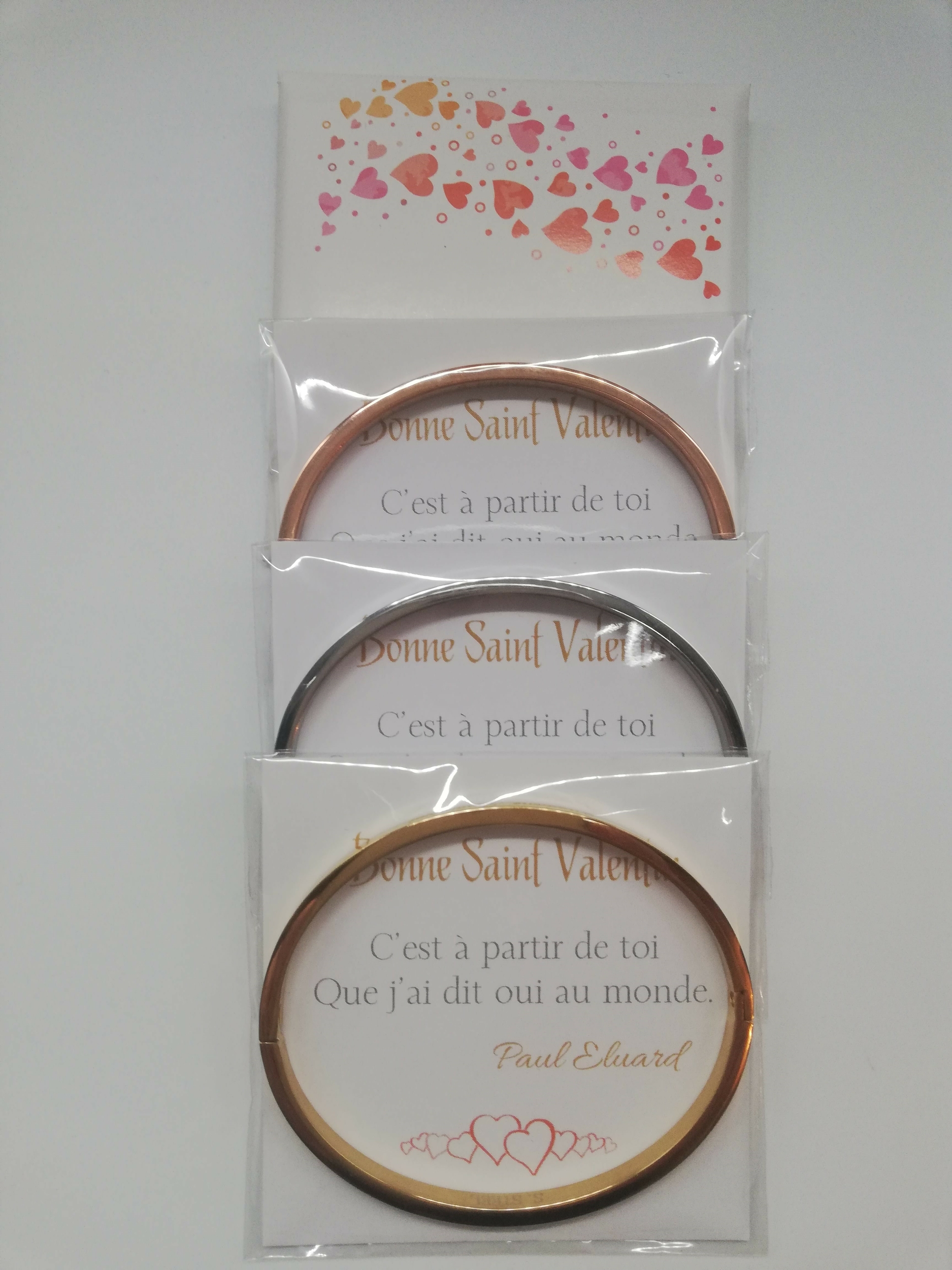 bracelet-pour-st-valentin-personnalise-avec-des-mots-d-amour