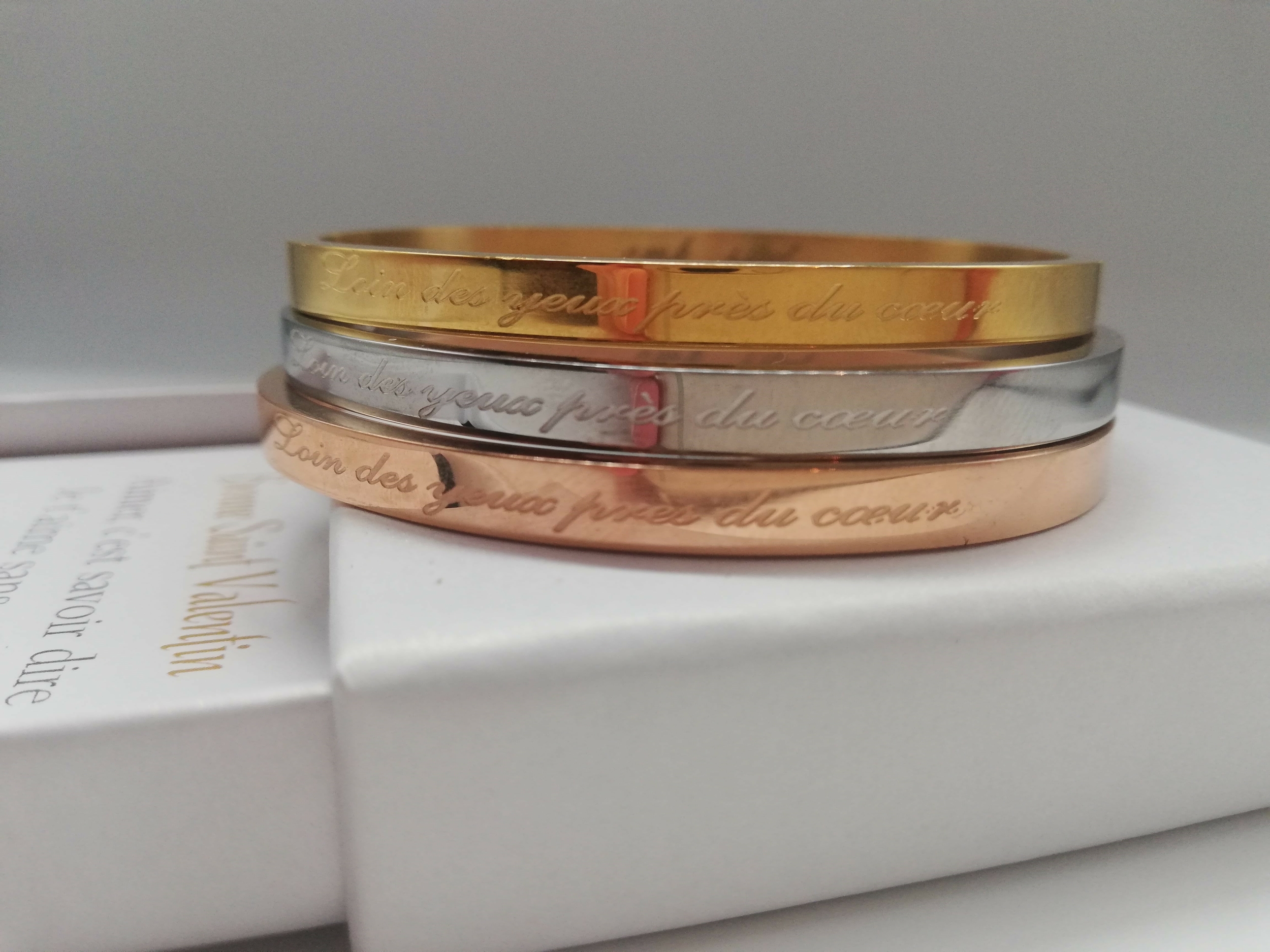 cadeau-saint-valentin-a-distance-bracelet-personnalise-dans-un-ecrin-avec-des-mots-d-amour